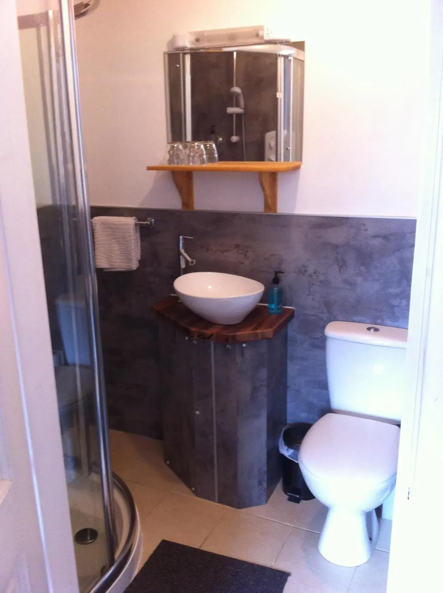 Twin Room with Shower - single occupancy in The Whitehouse Twin Room with Shower - single occupancy in The Whitehouse