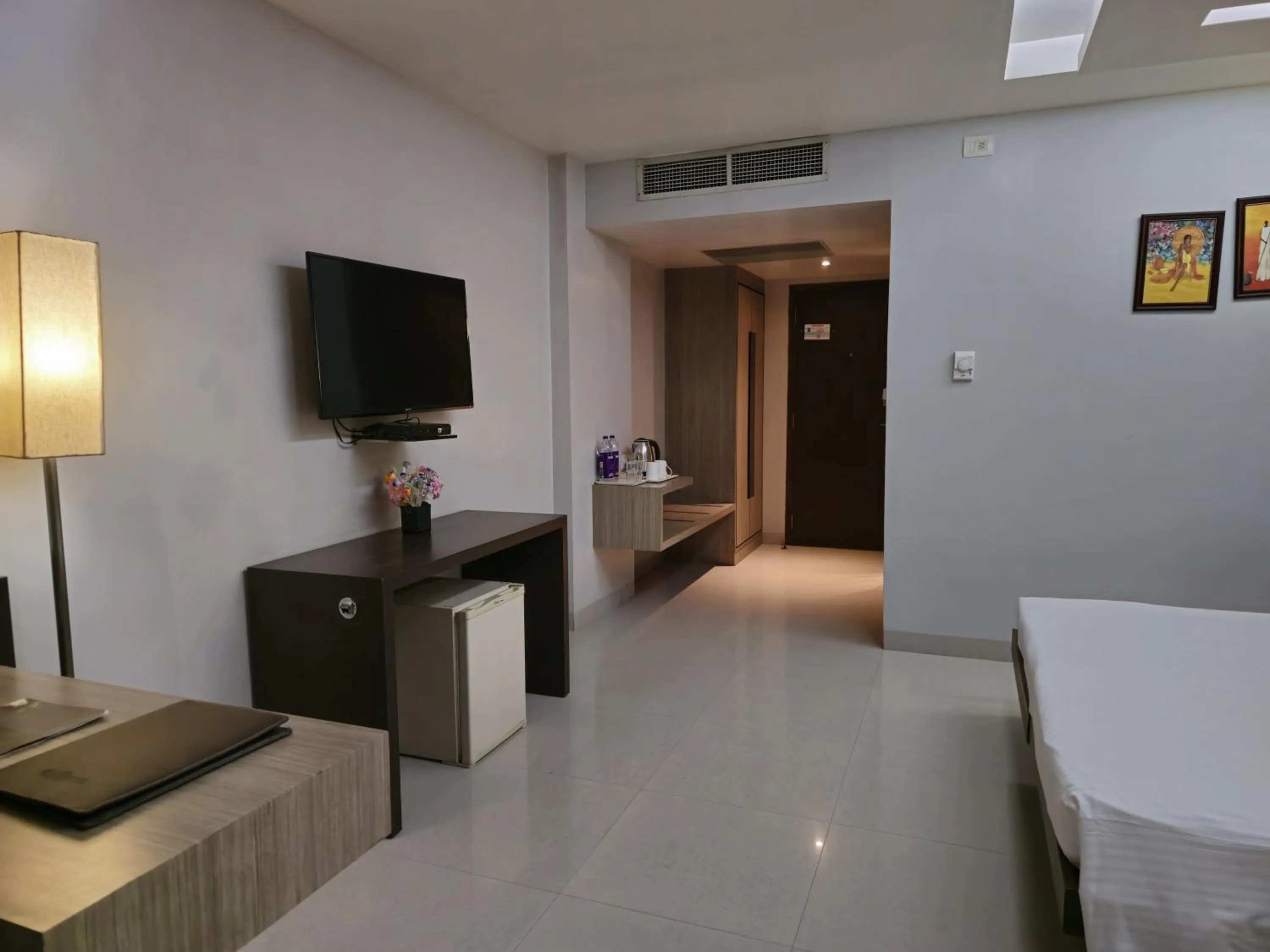 Communal lounge/ TV room, Bed in Hotel Daaysco Oley Allo