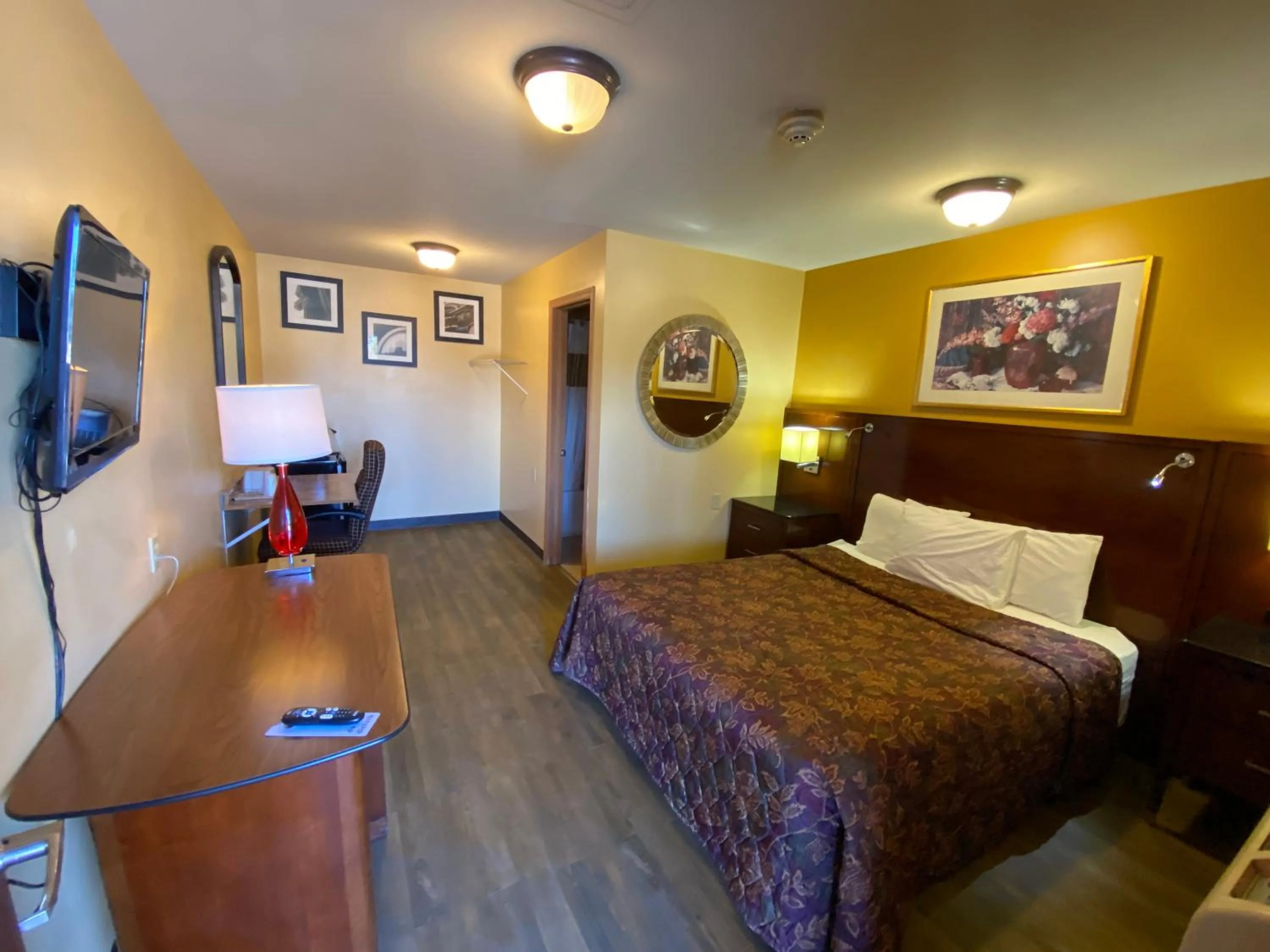 Photo of the whole room, Bed in Regal Inn Coffeyville