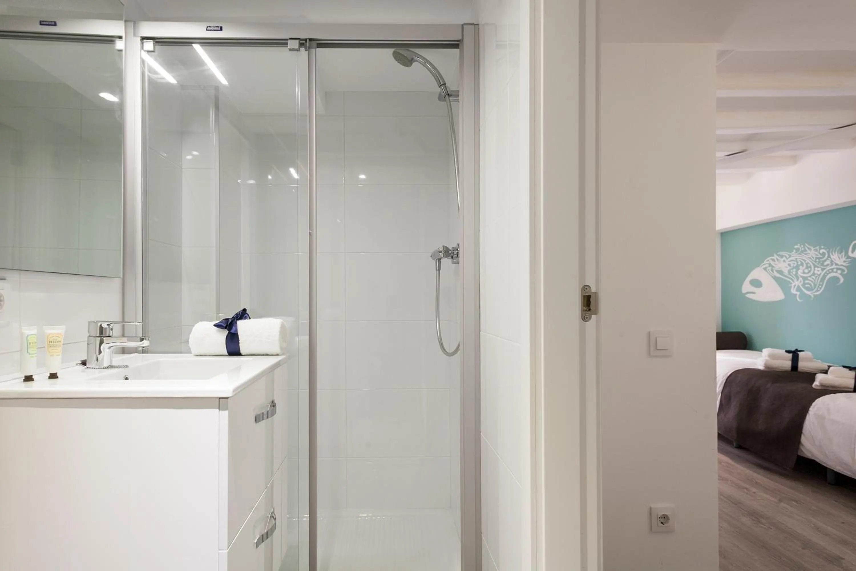 Bathroom, Bed in Habitat Apartments ADN