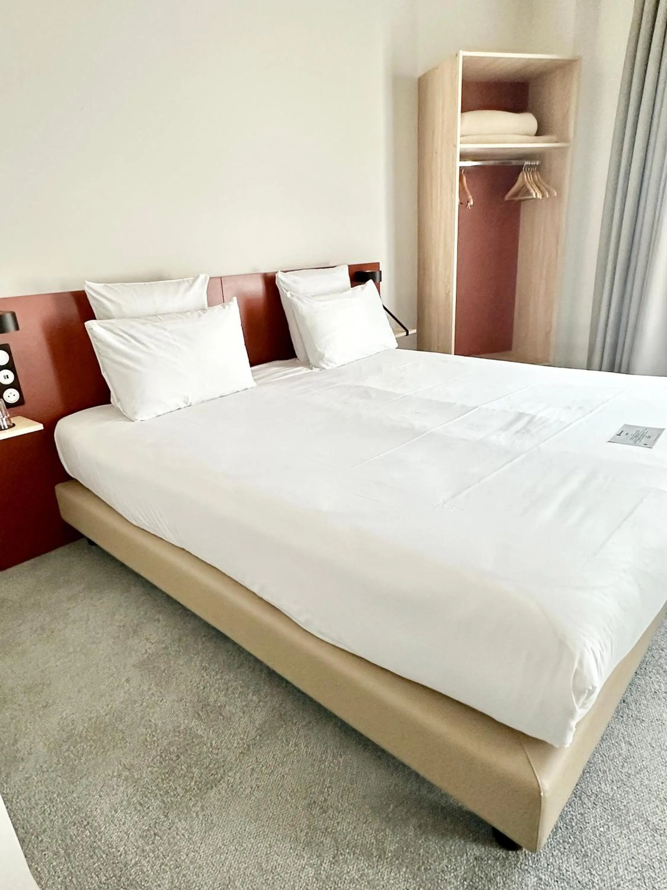 Photo of the whole room, Bed in Best Western 11BAUER Paris Saint-Ouen