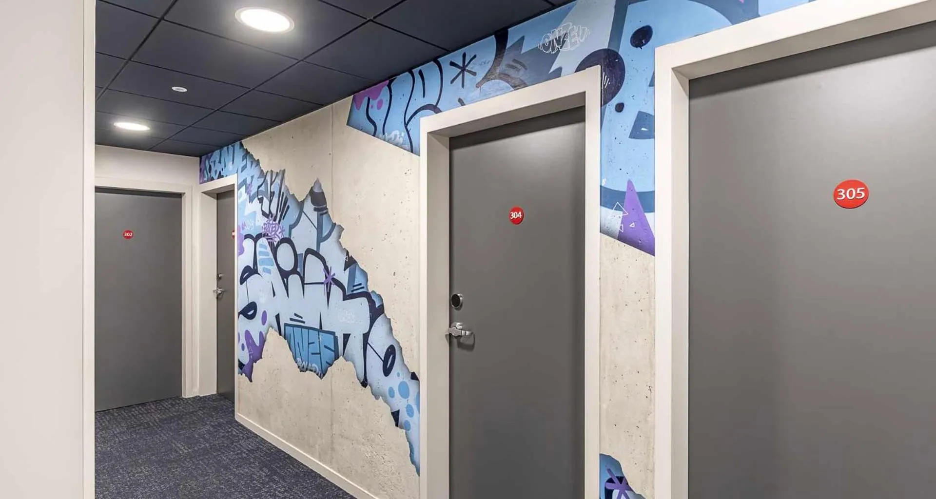 Property building in Best Western 11BAUER Paris Saint-Ouen