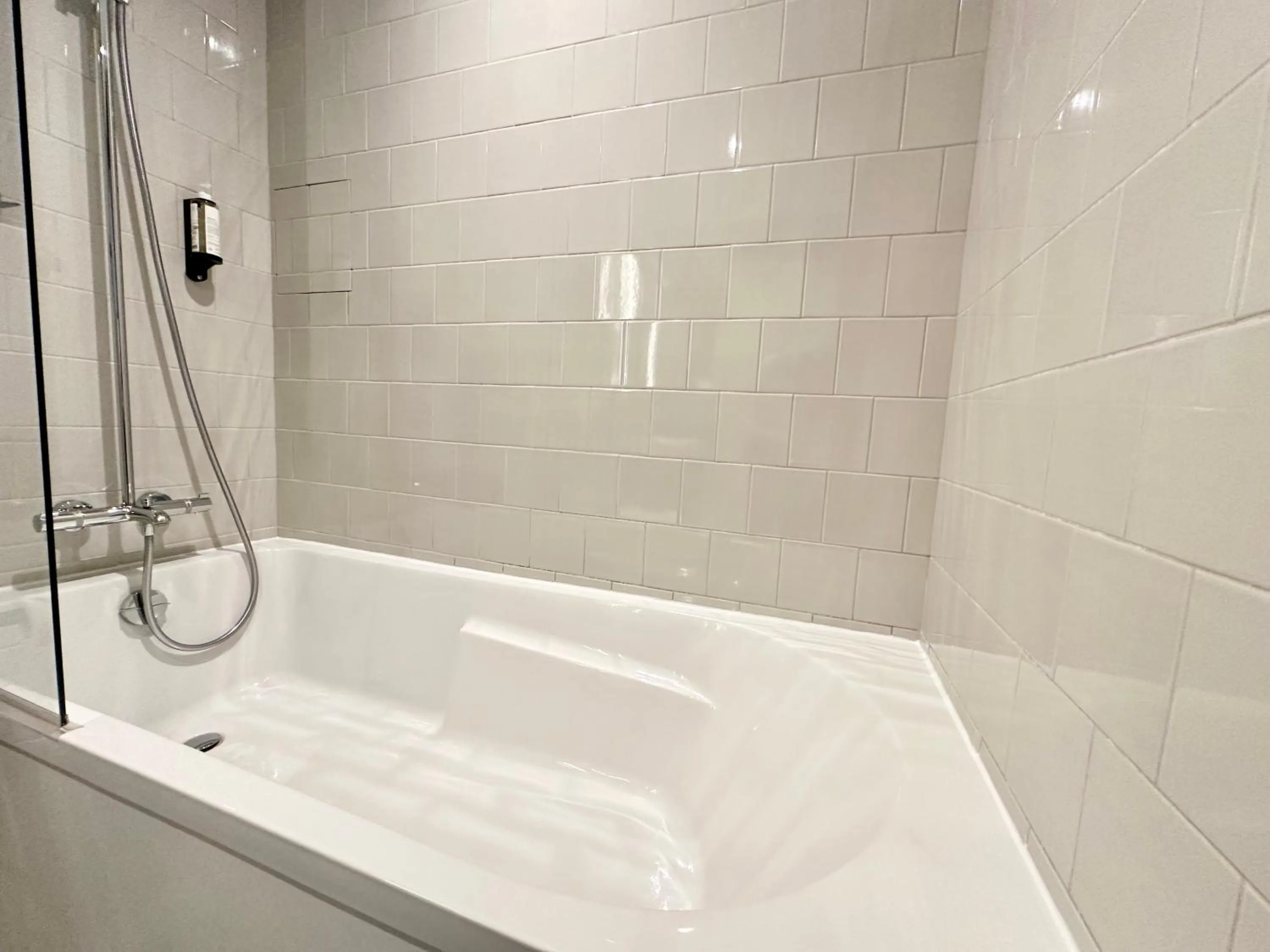 Bath in Best Western 11BAUER Paris Saint-Ouen