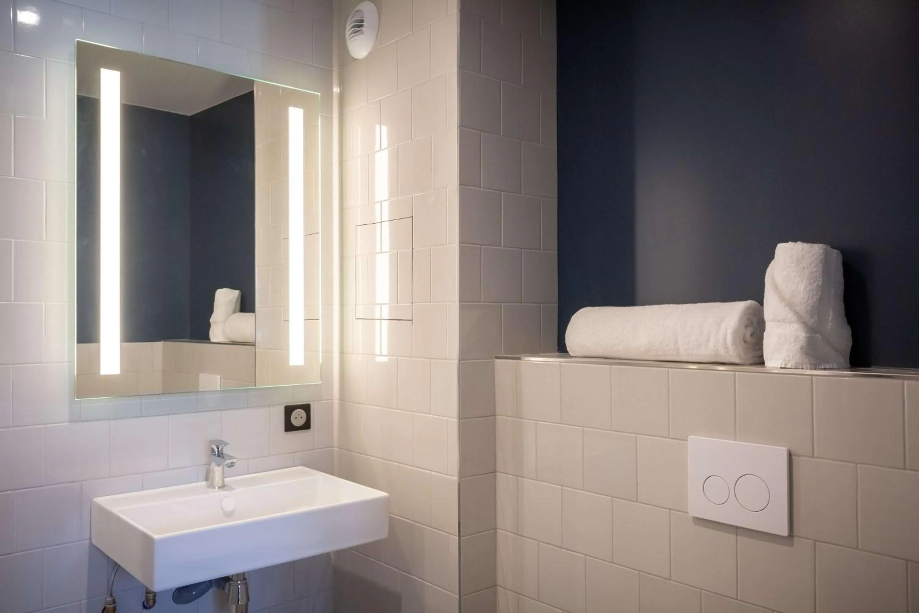 Bathroom in Best Western 11BAUER Paris Saint-Ouen