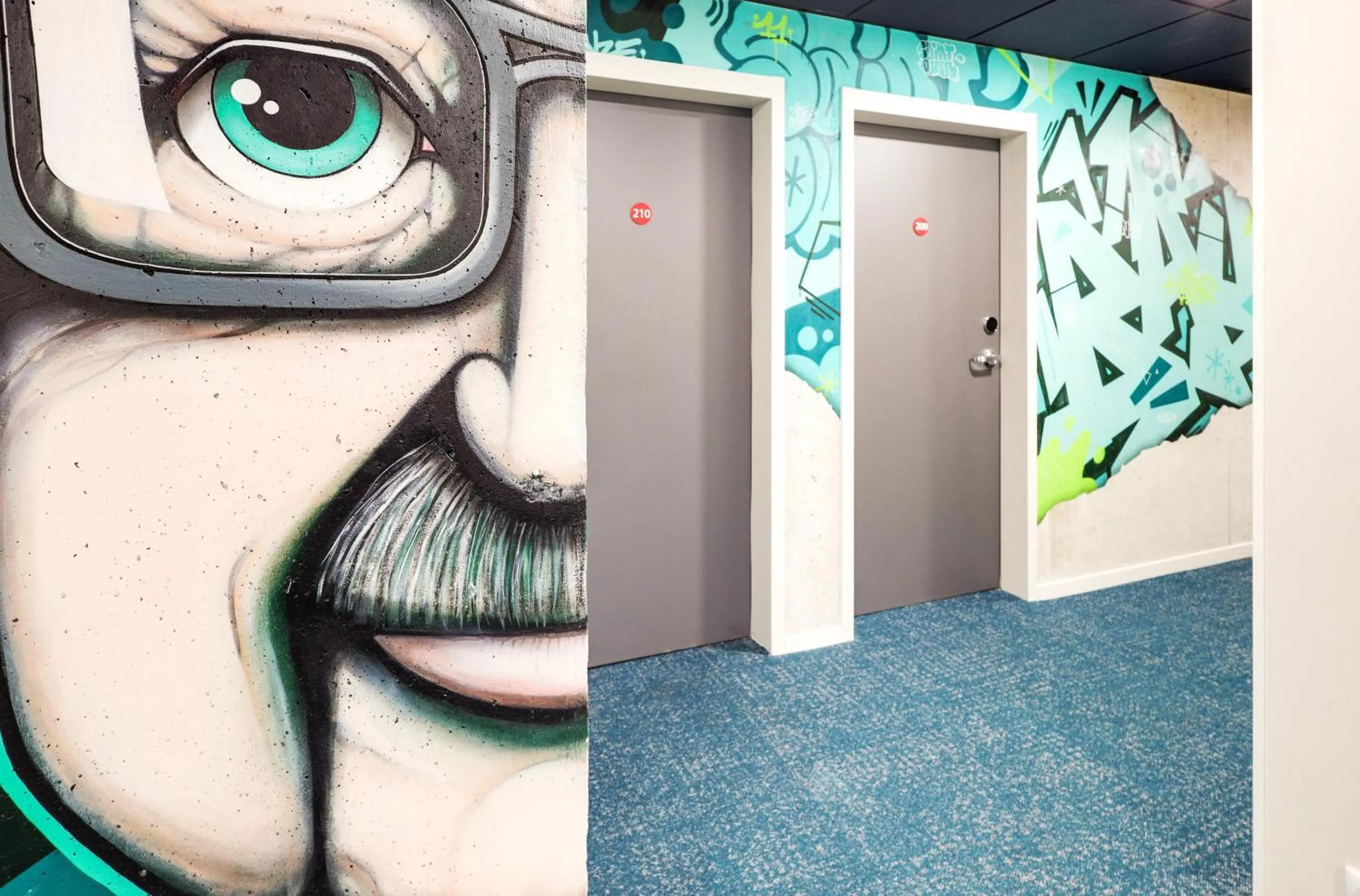 Property building in Best Western 11BAUER Paris Saint-Ouen