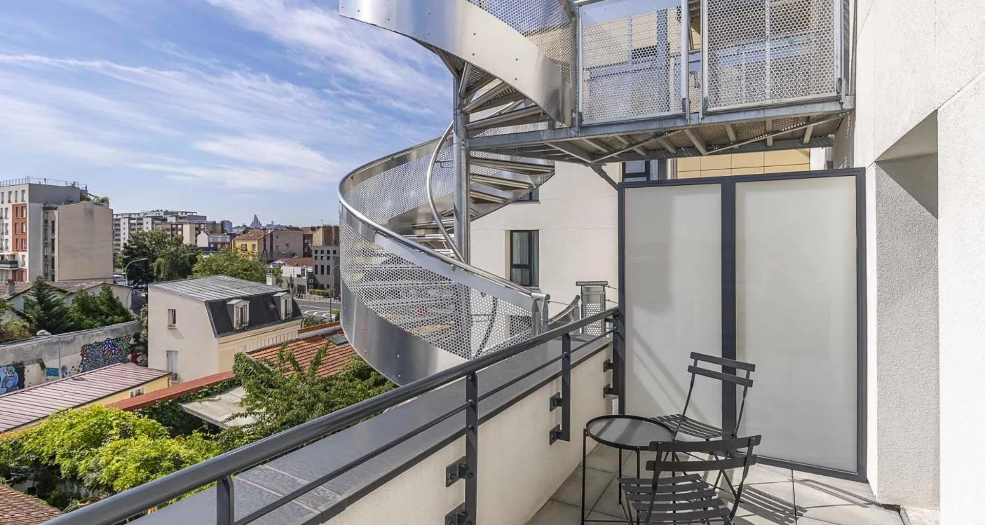 Property building in Best Western 11BAUER Paris Saint-Ouen