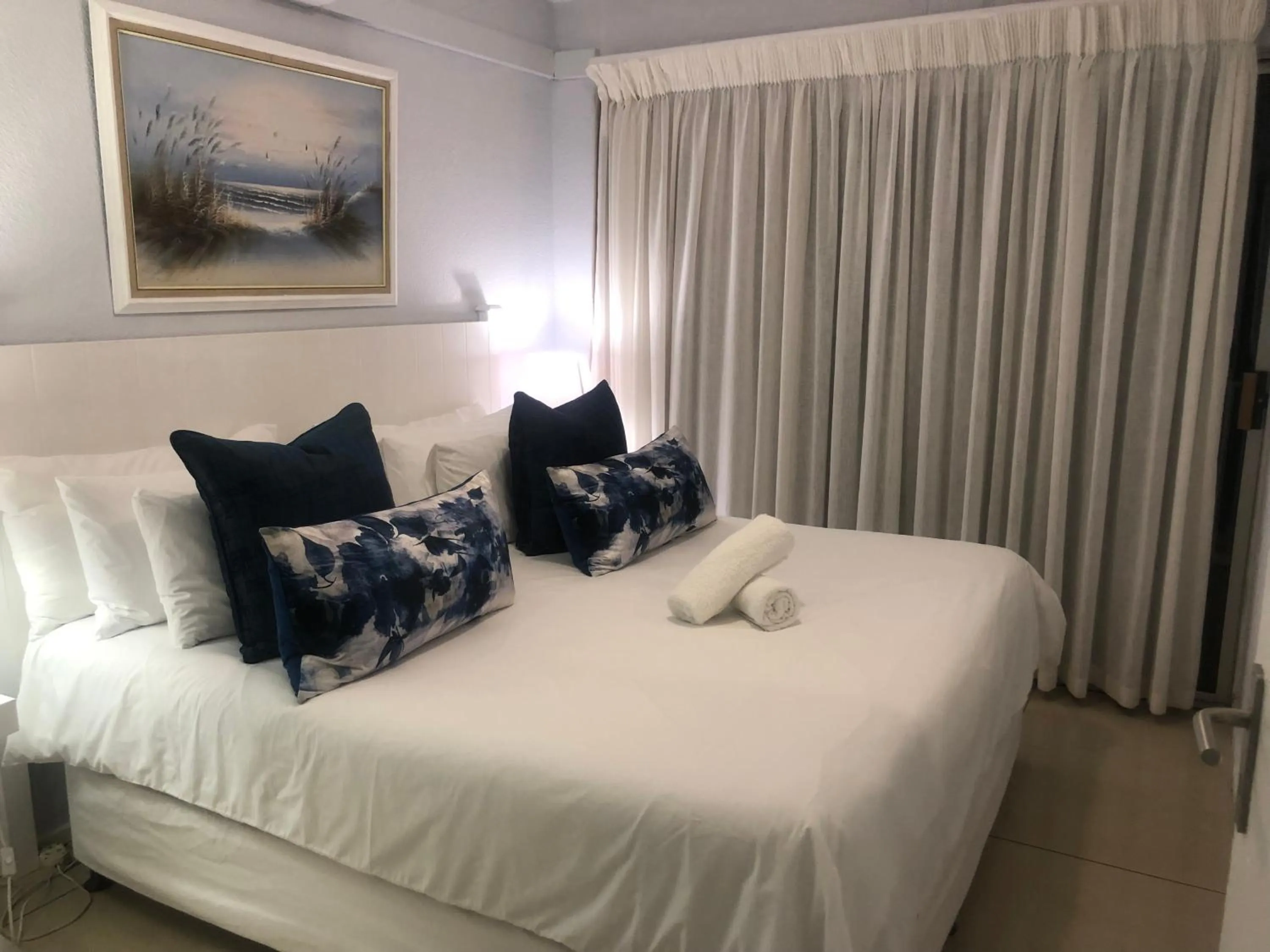 Bedroom, Bed in Sands Beach Breaks Umdloti Beach View