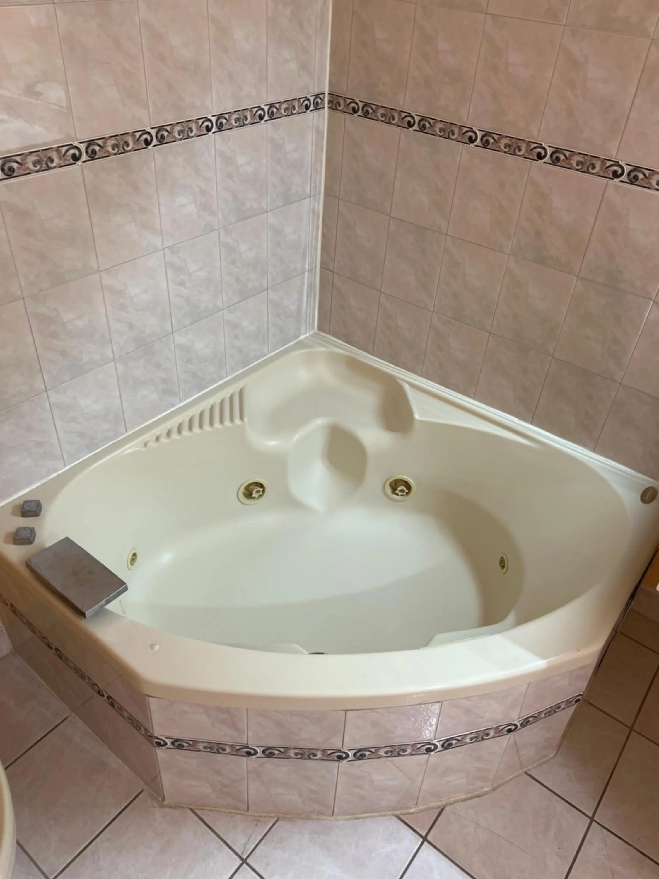 Hot Tub in Executive Inn & Suites Near Lackland AFB