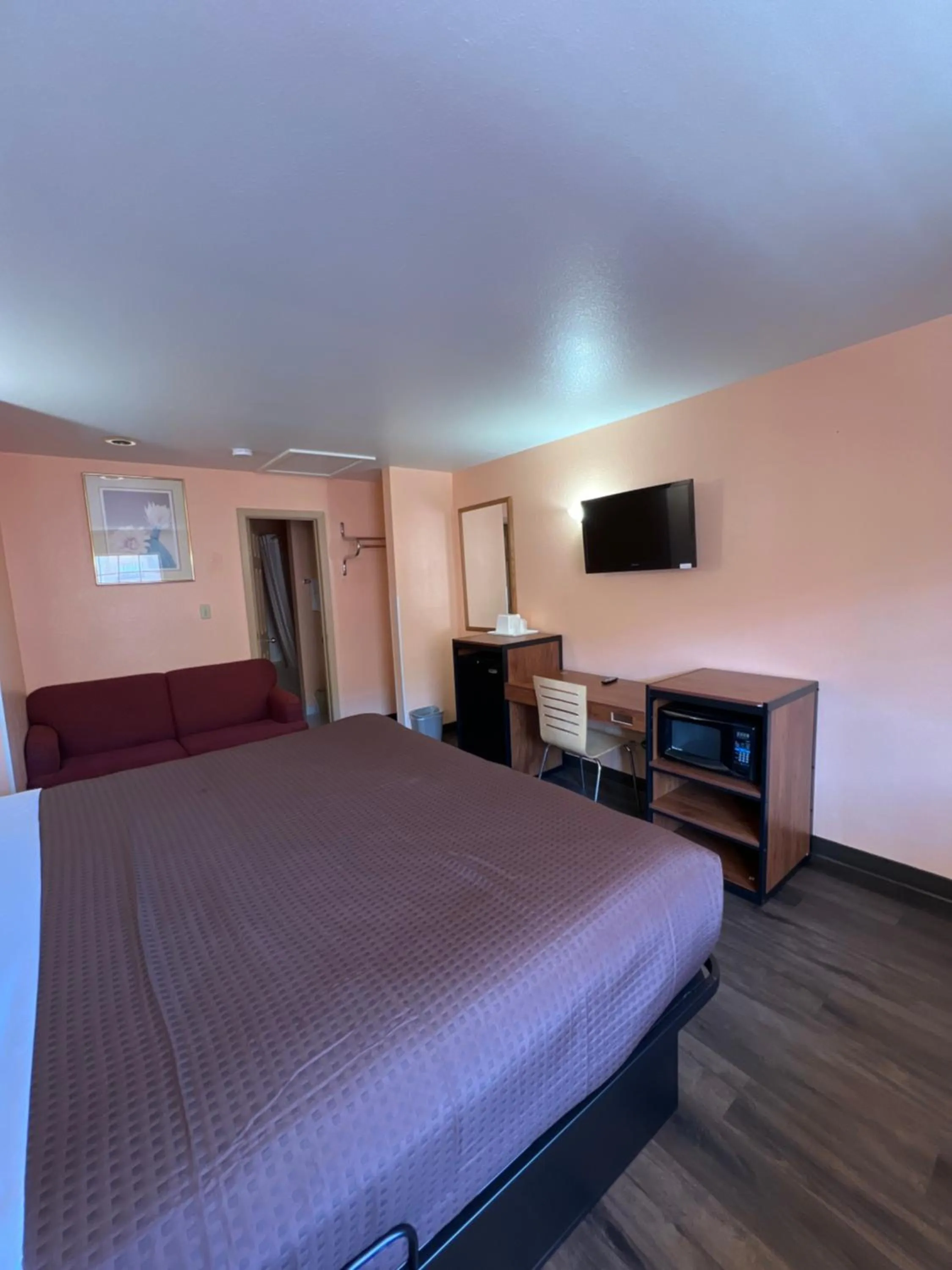 Bedroom, Bed in Executive Inn & Suites Near Lackland AFB