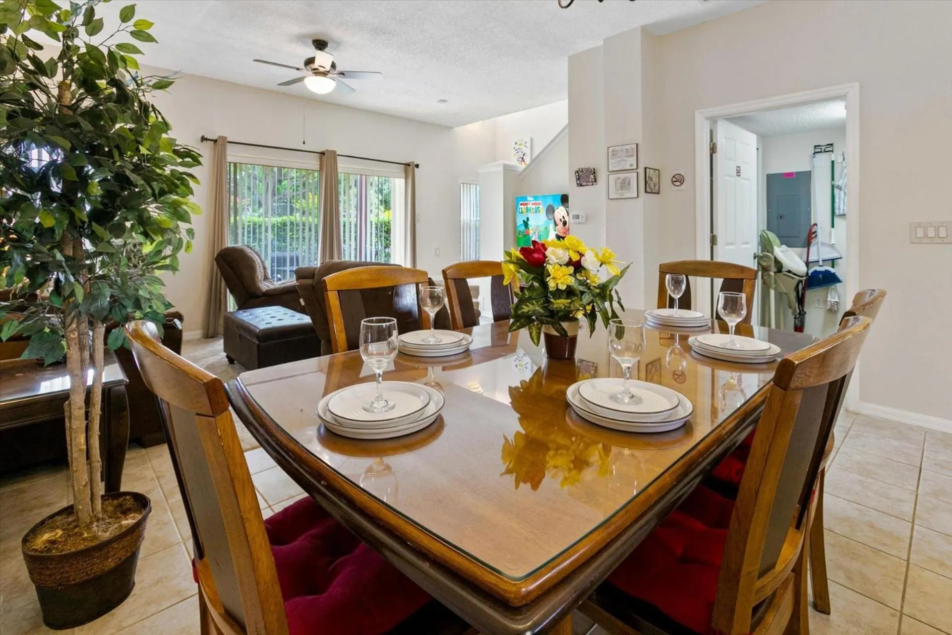 Dining area in 8569 Crystal Cove