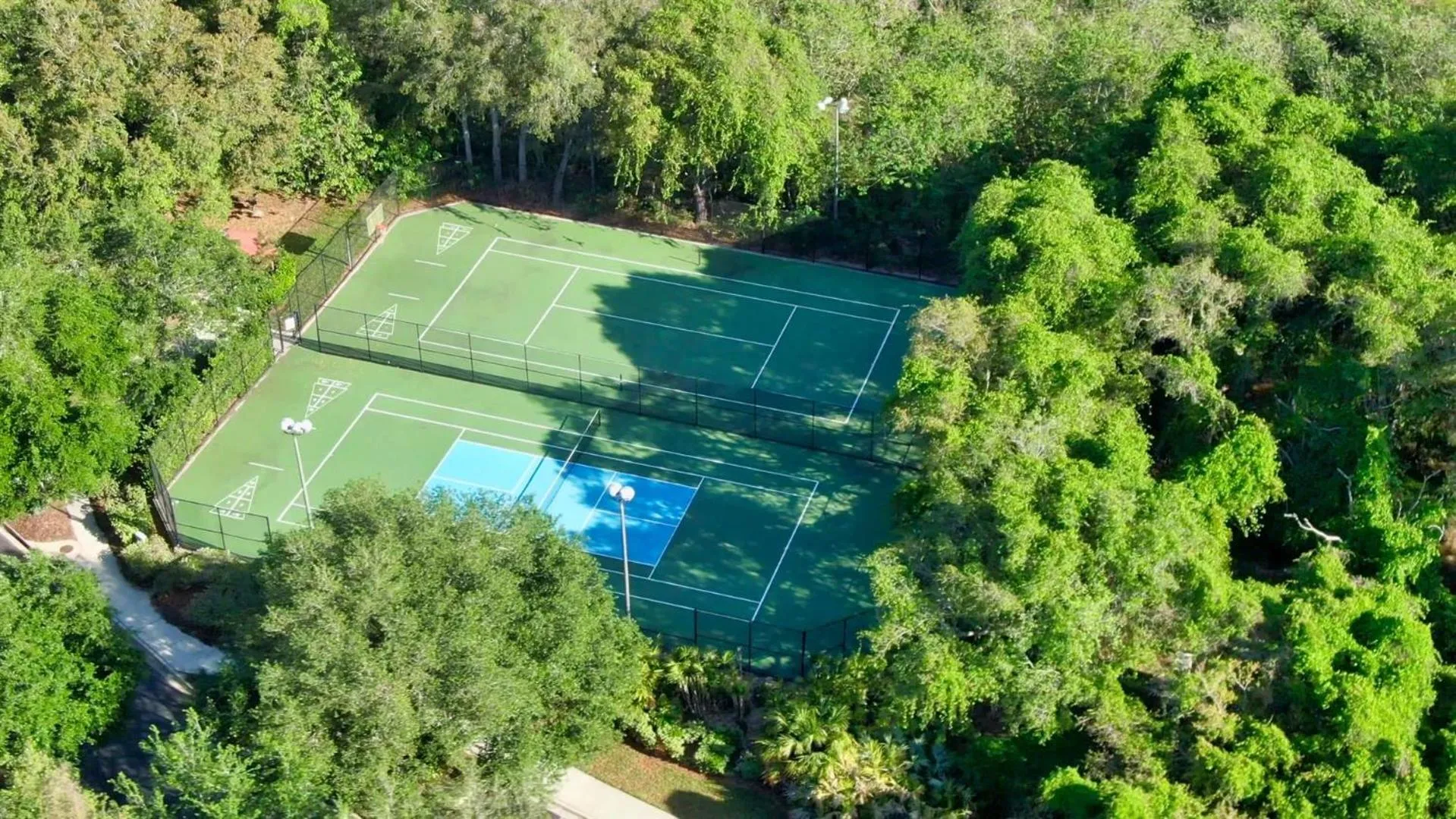 Tennis court in 8569 Crystal Cove
