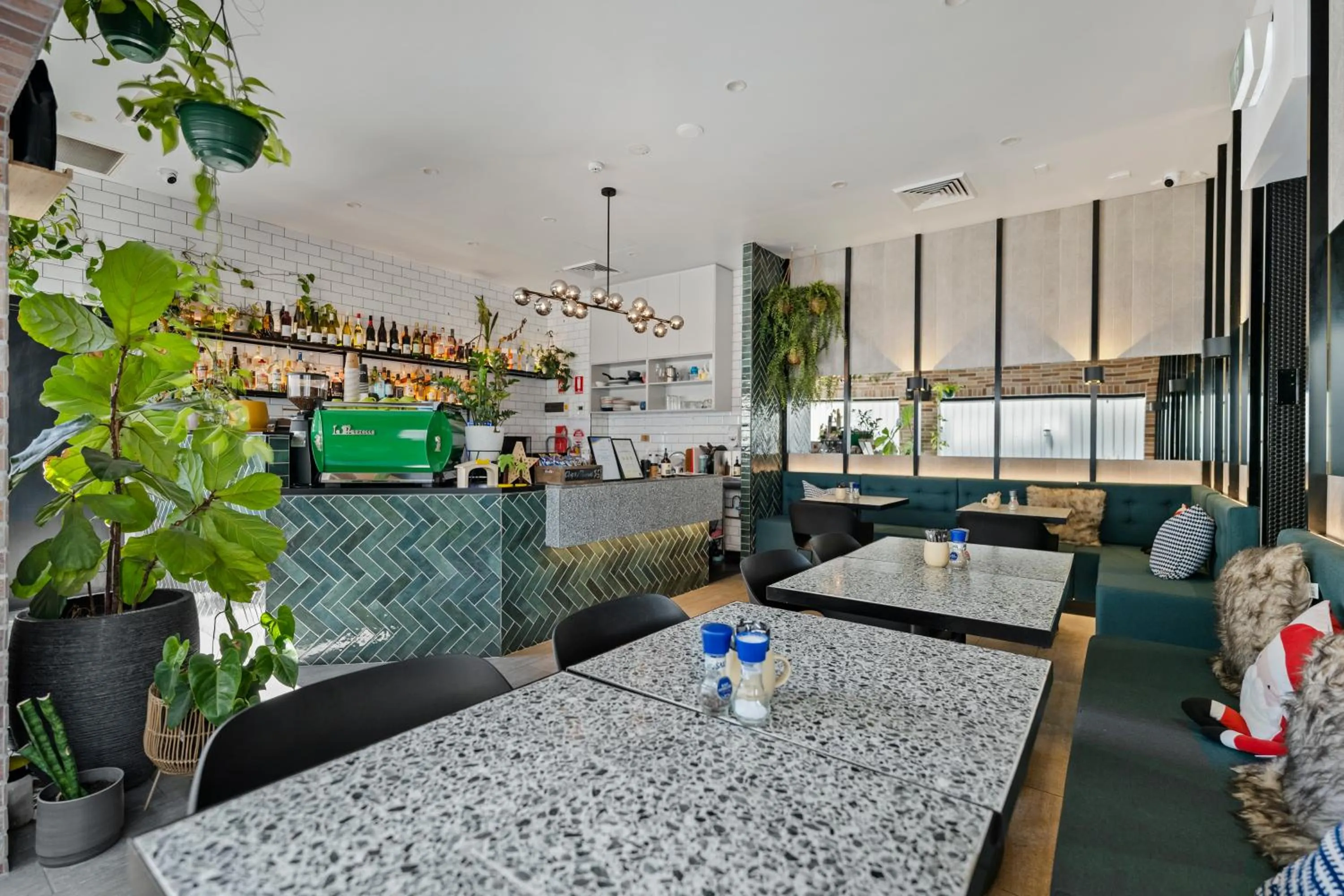 Lounge or bar in The Kingsford, an Ascend Collection Hotel