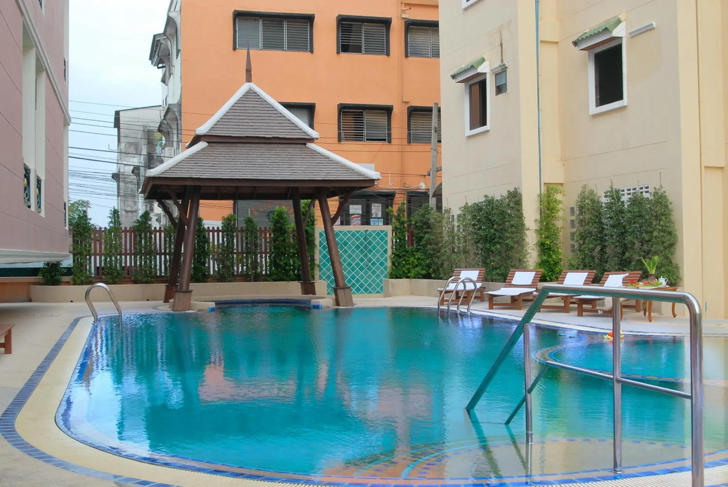 Swimming pool in Golden Villa Pattaya Swimming pool in Golden Villa Pattaya