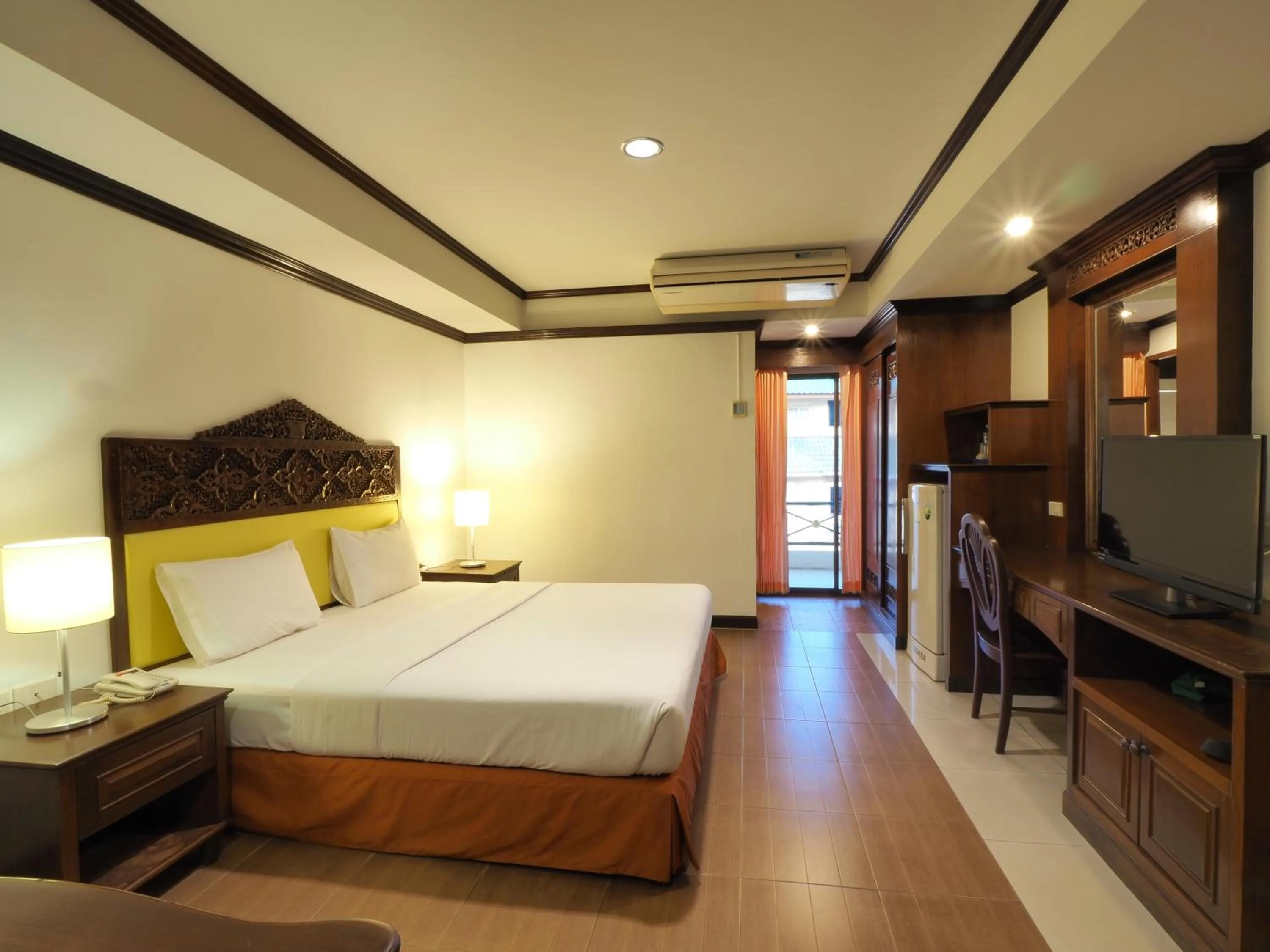 Photo of the whole room, Bed in Golden Villa Pattaya