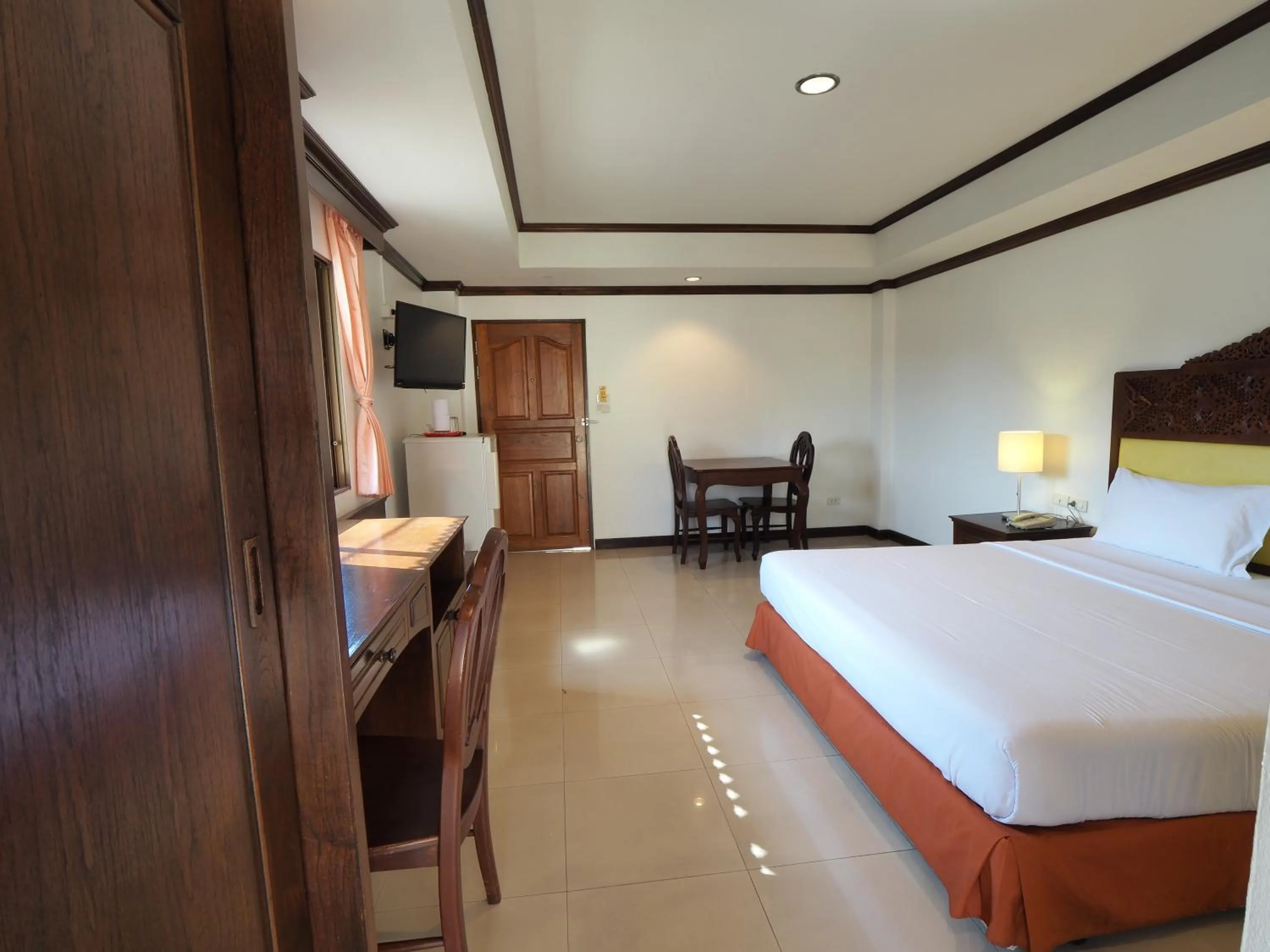 Photo of the whole room, Bed in Golden Villa Pattaya