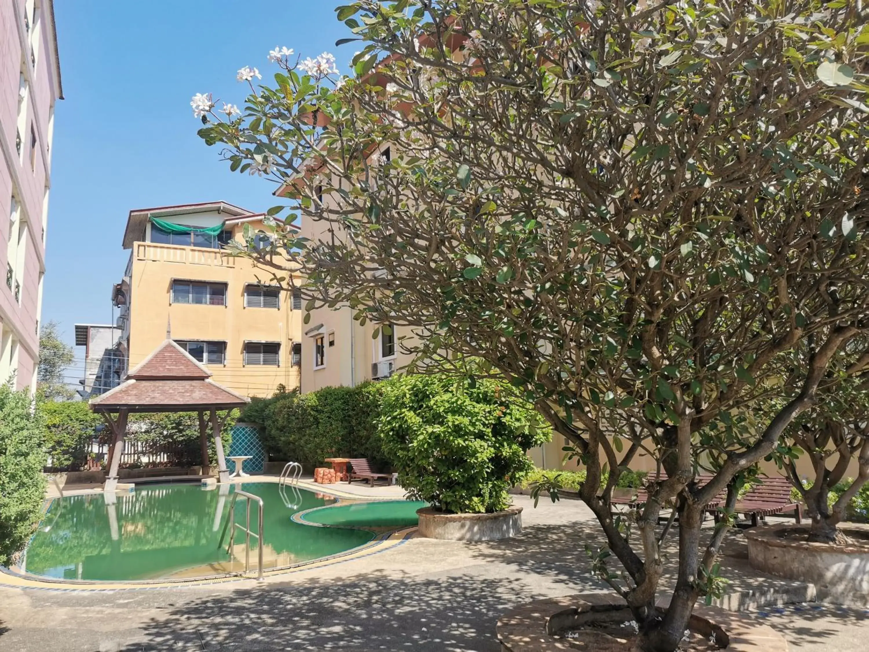 Property building in Golden Villa Pattaya Property building in Golden Villa Pattaya