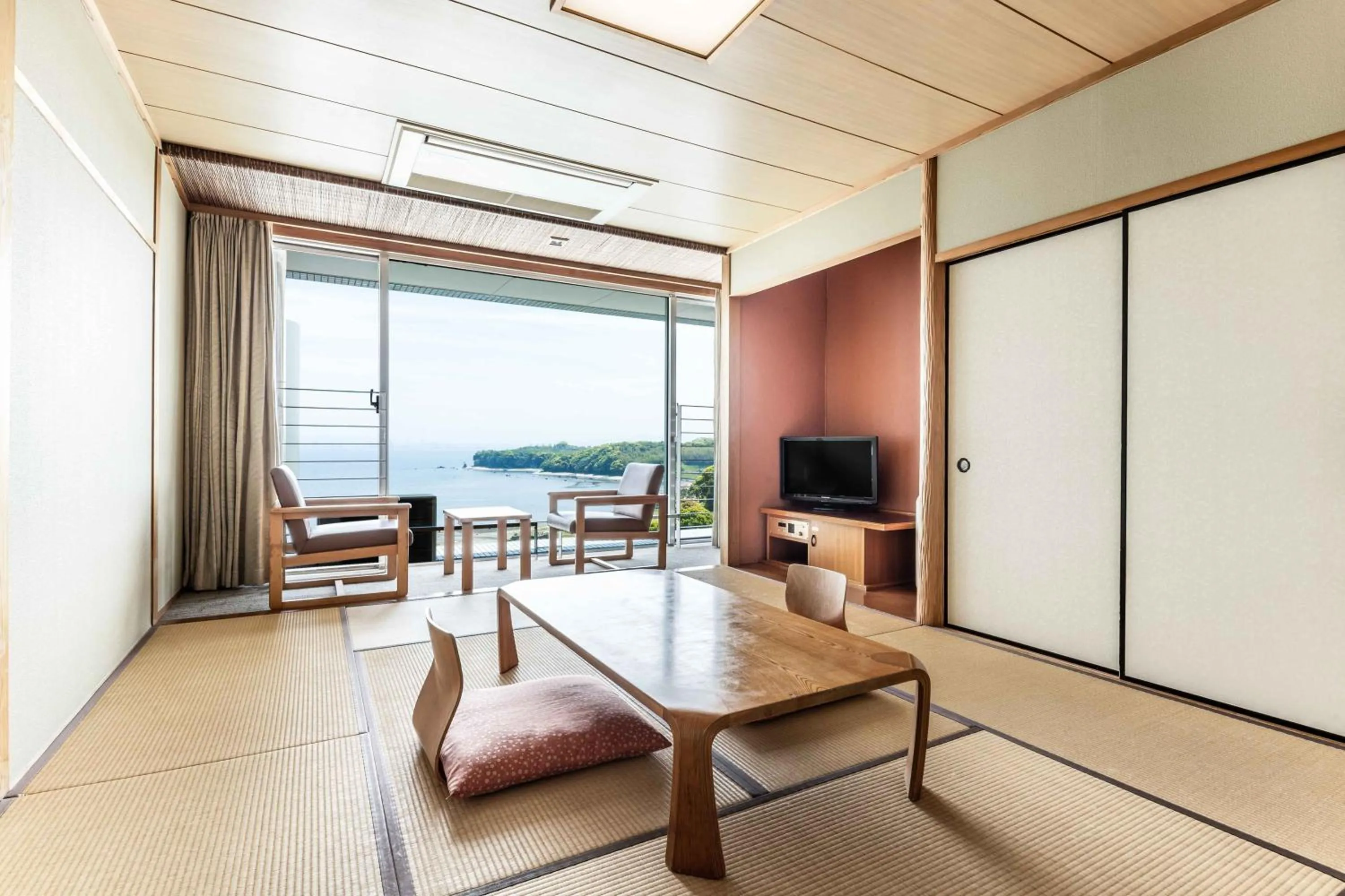 TV and multimedia in Spa and Resort Hotel Solage Oita Hiji Beppuwan