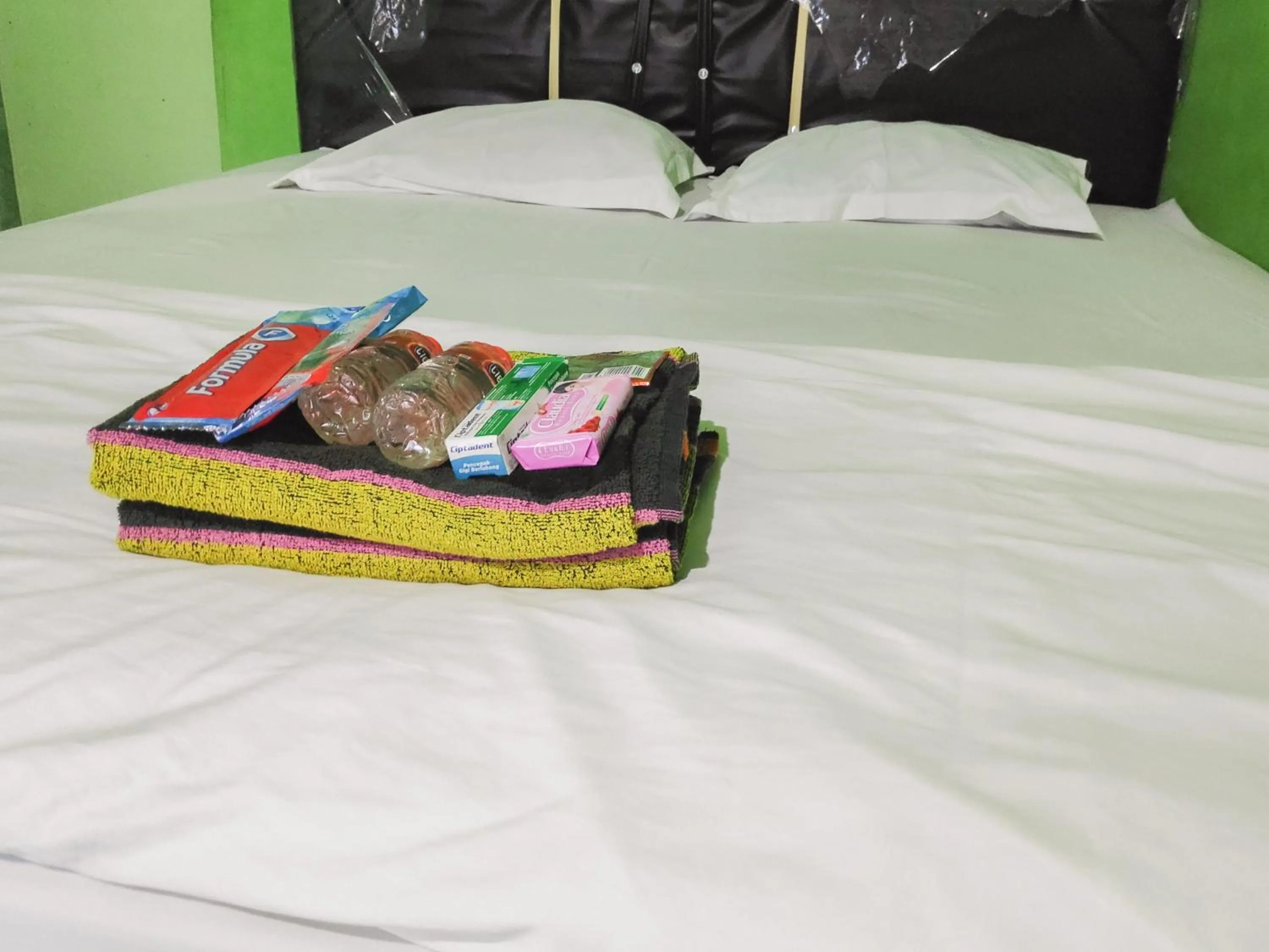 Bedroom, Bed in RedDoorz near Pelabuhan Ajibata Parapat