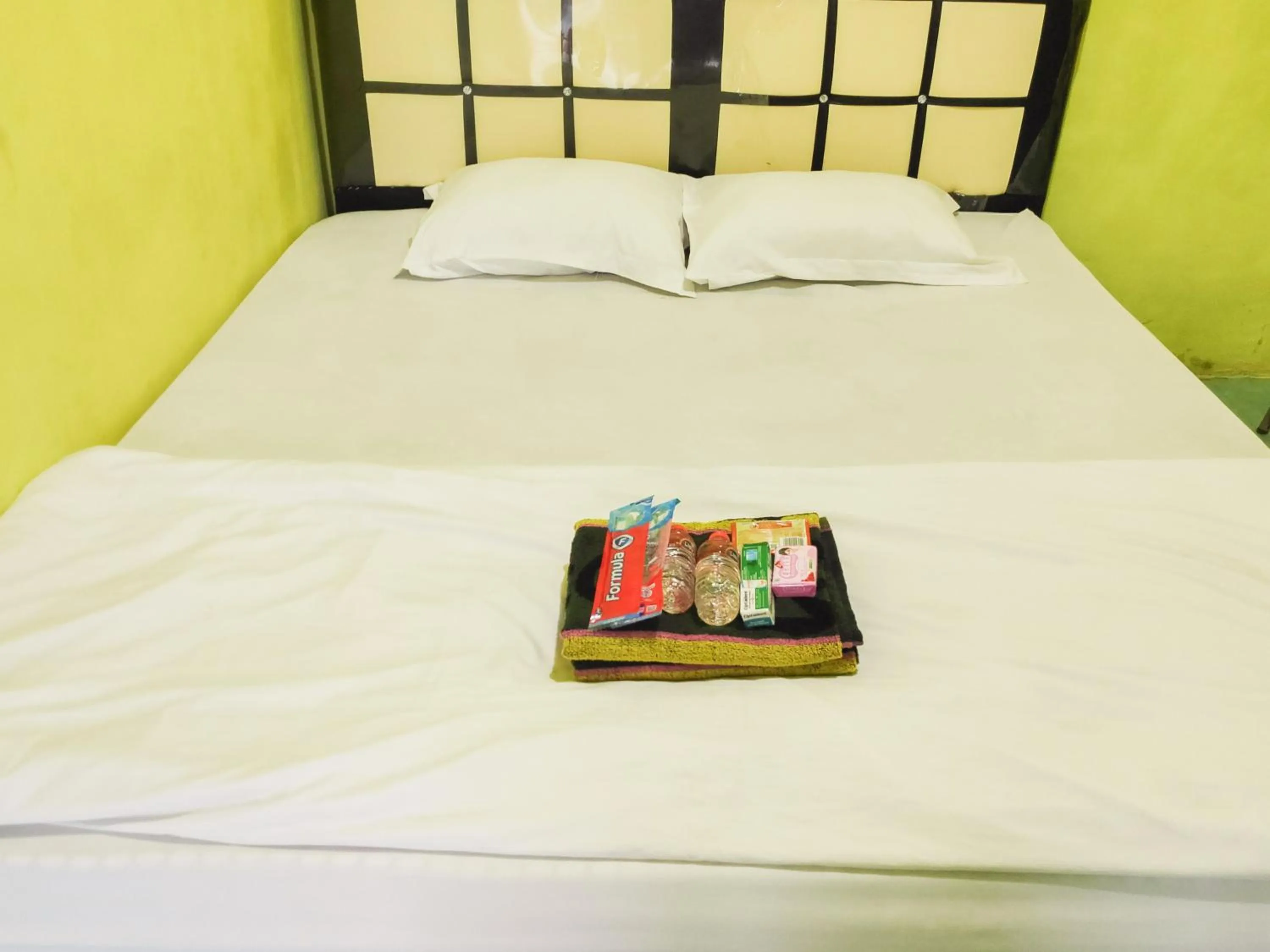 Bedroom, Bed in RedDoorz near Pelabuhan Ajibata Parapat