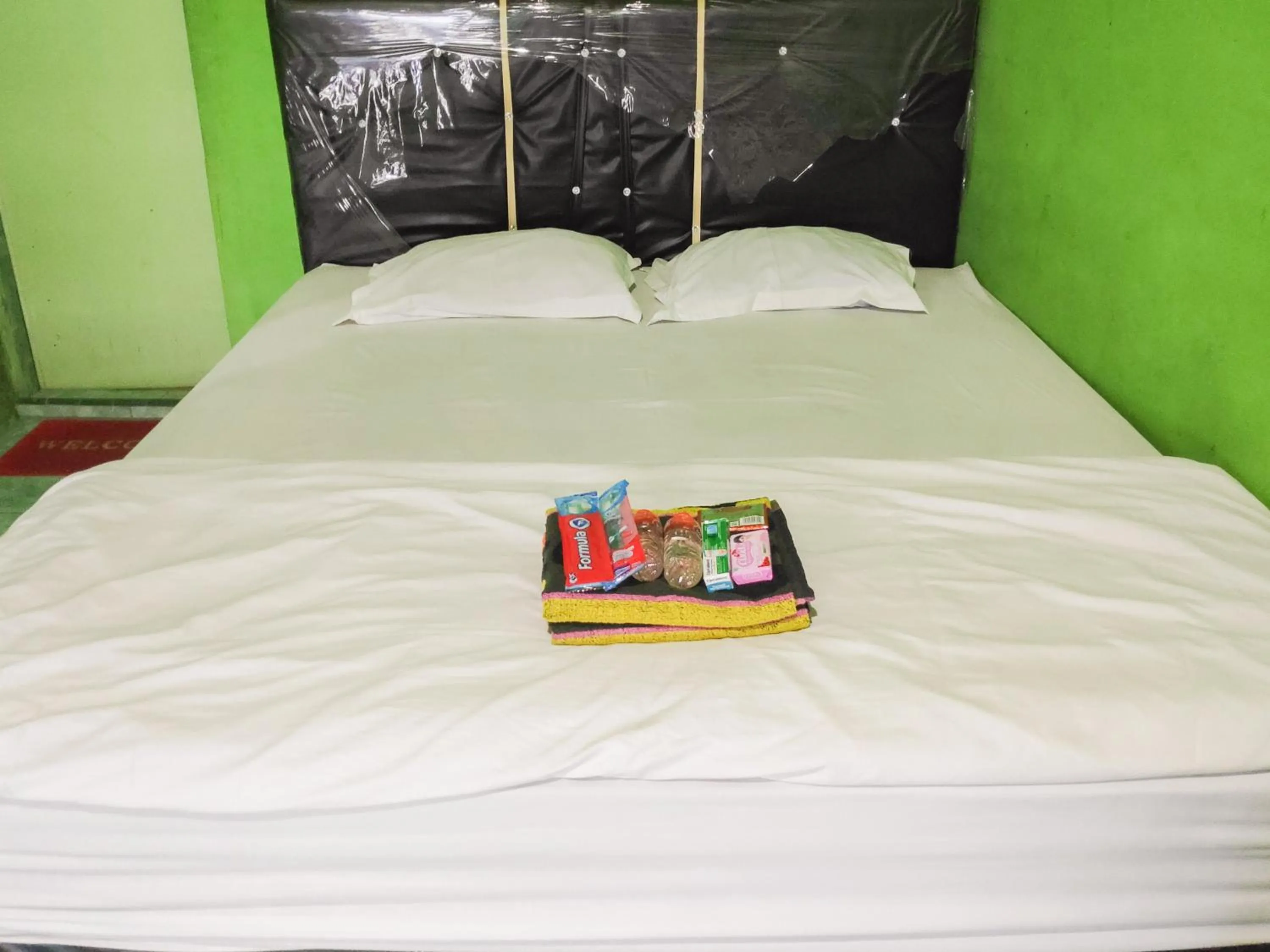 Bedroom, Bed in RedDoorz near Pelabuhan Ajibata Parapat