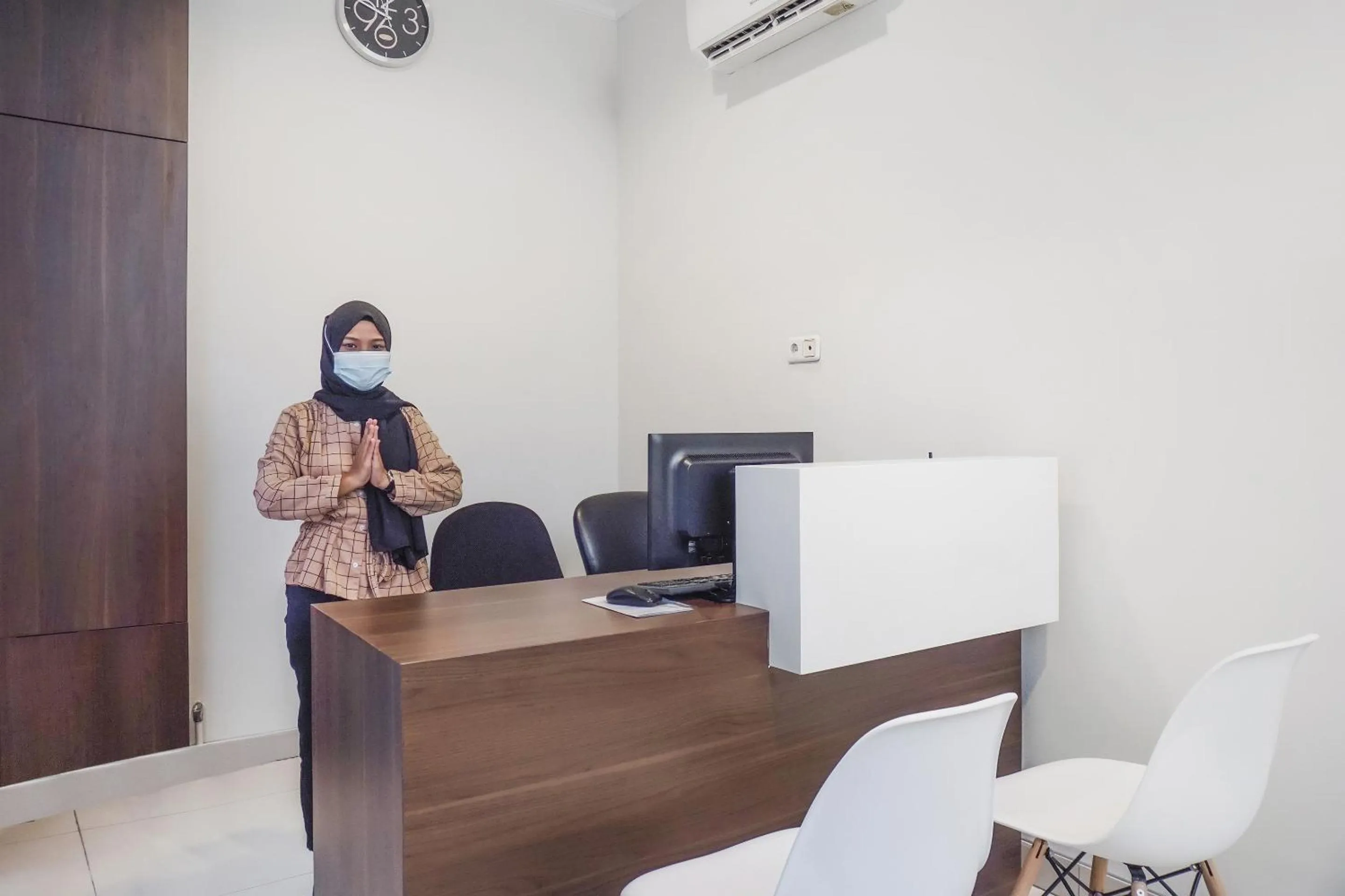 Lobby or reception in Hotel O Pioneer Pasar Baru