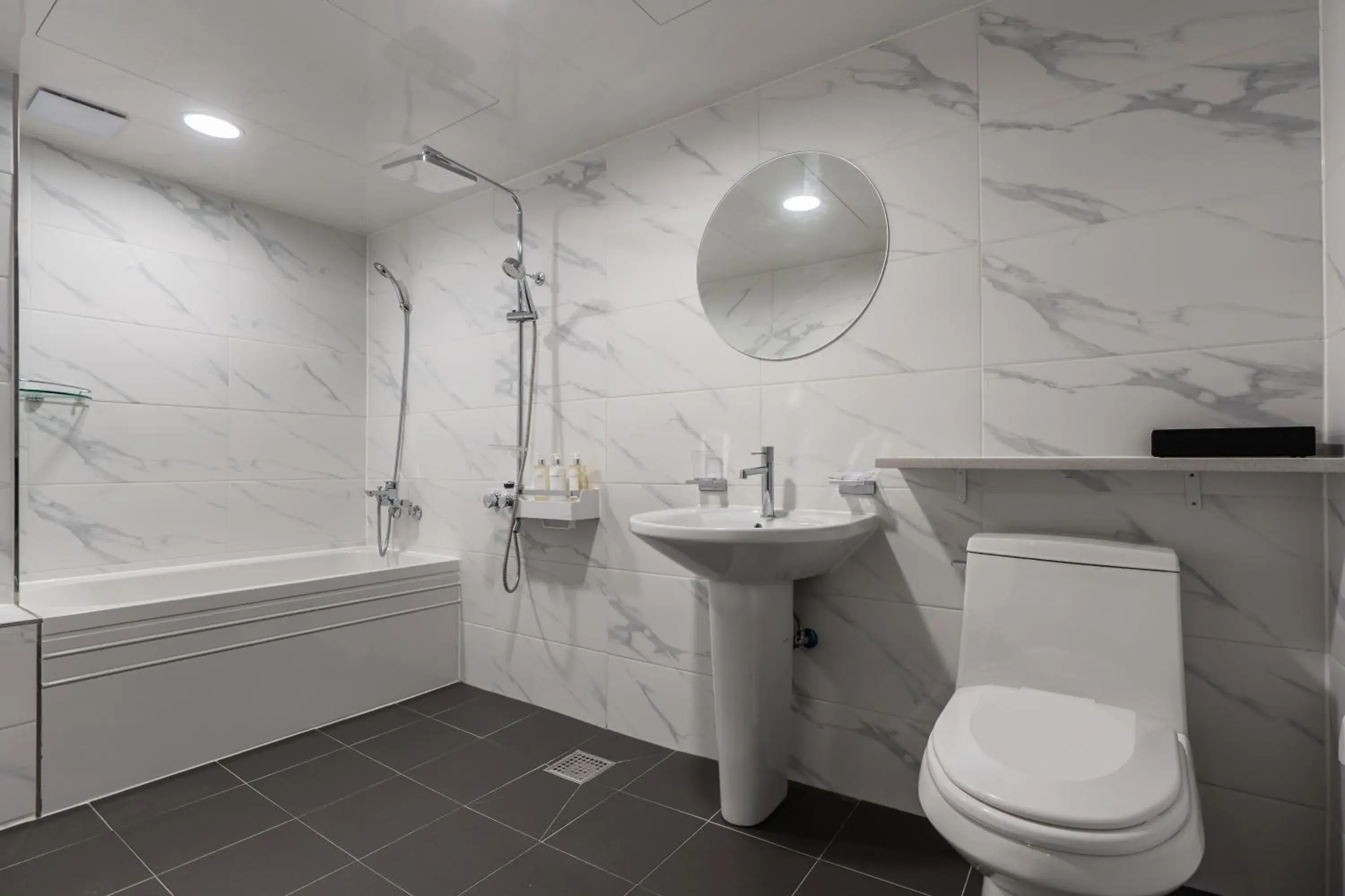 Toilet in Two H Hotel Toilet in Two H Hotel