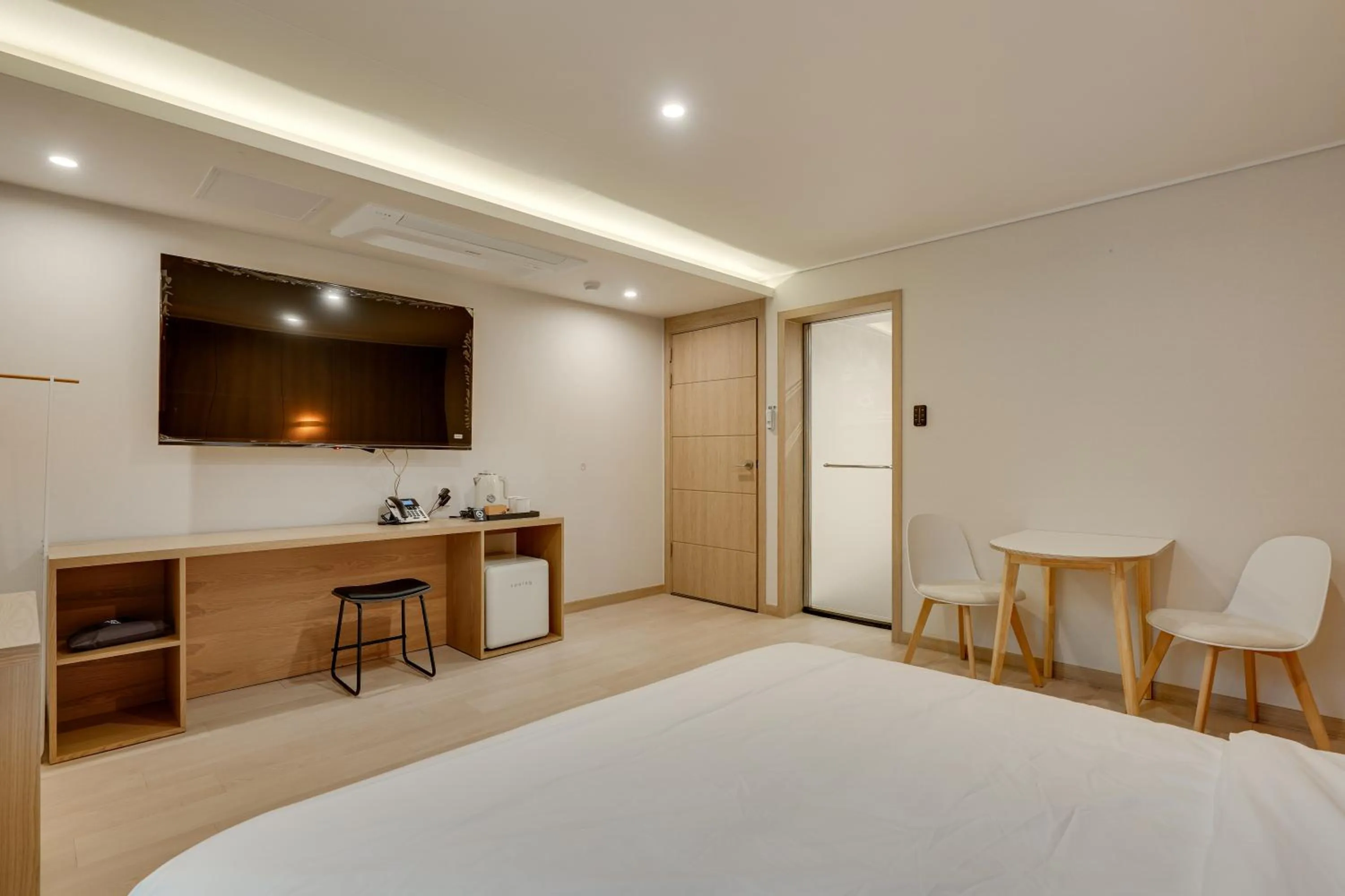 Photo of the whole room, Bed in Two H Hotel