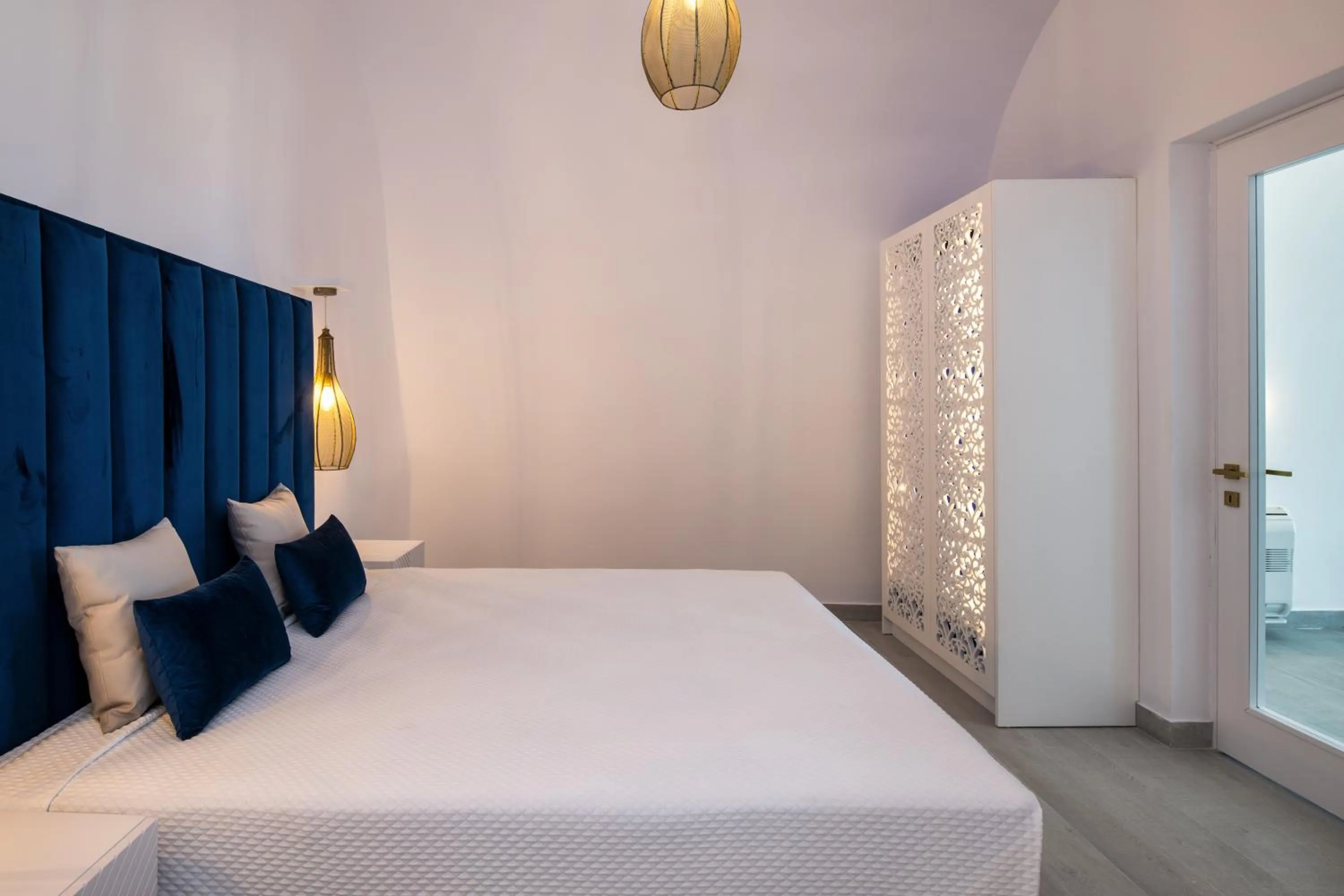 Bedroom, Bed in Palm Island Suites