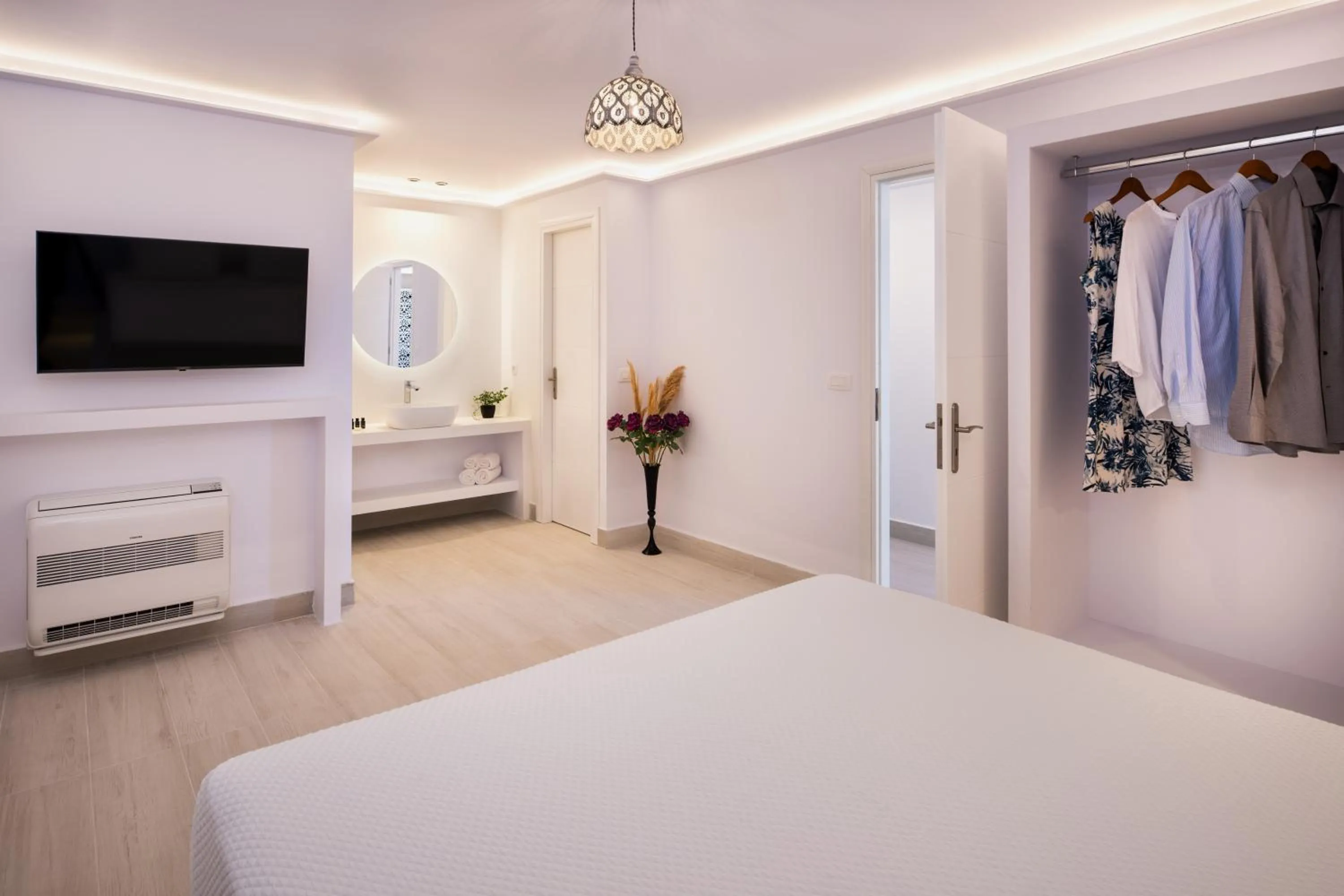 Photo of the whole room, Bed in Palm Island Suites