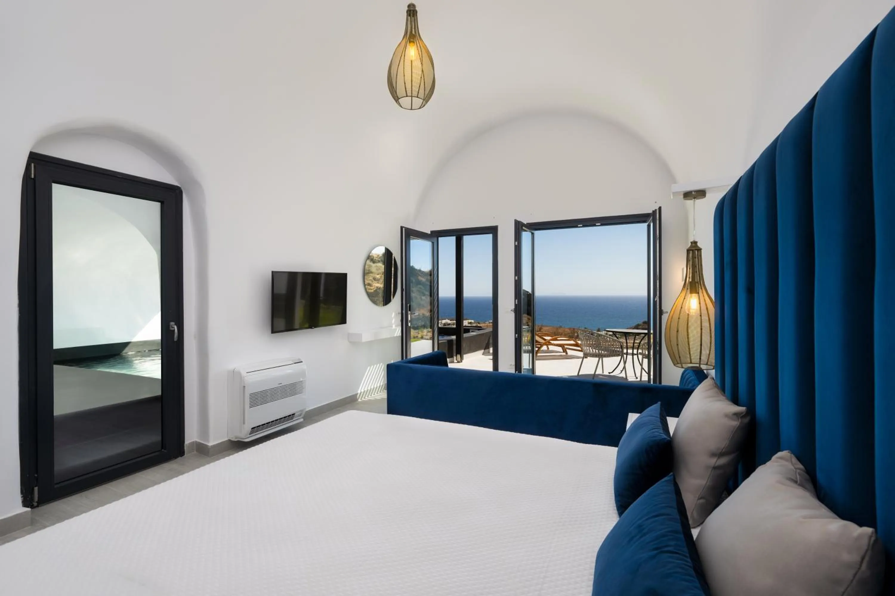 Photo of the whole room, Bed in Palm Island Suites