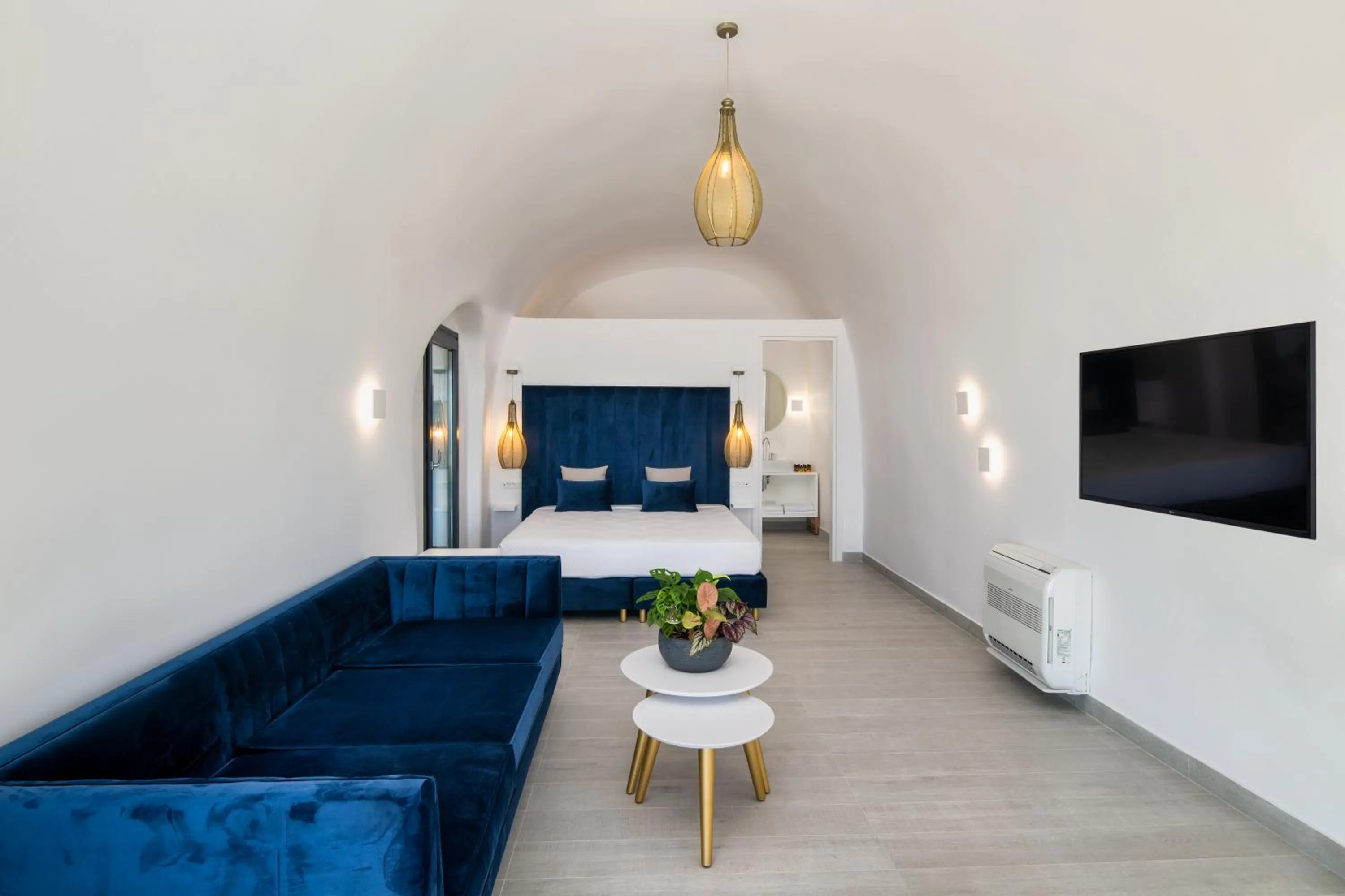 Photo of the whole room, Bed in Palm Island Suites