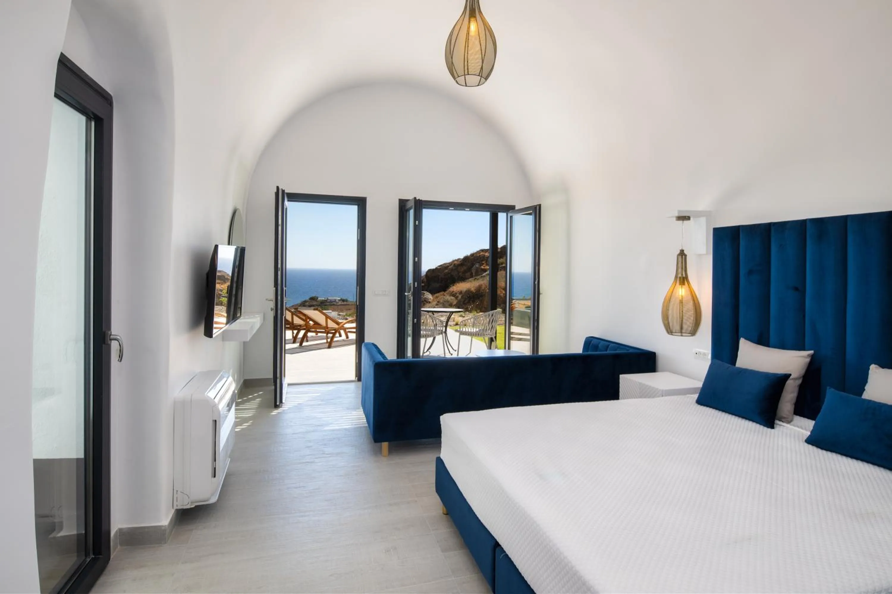 Photo of the whole room, Bed in Palm Island Suites