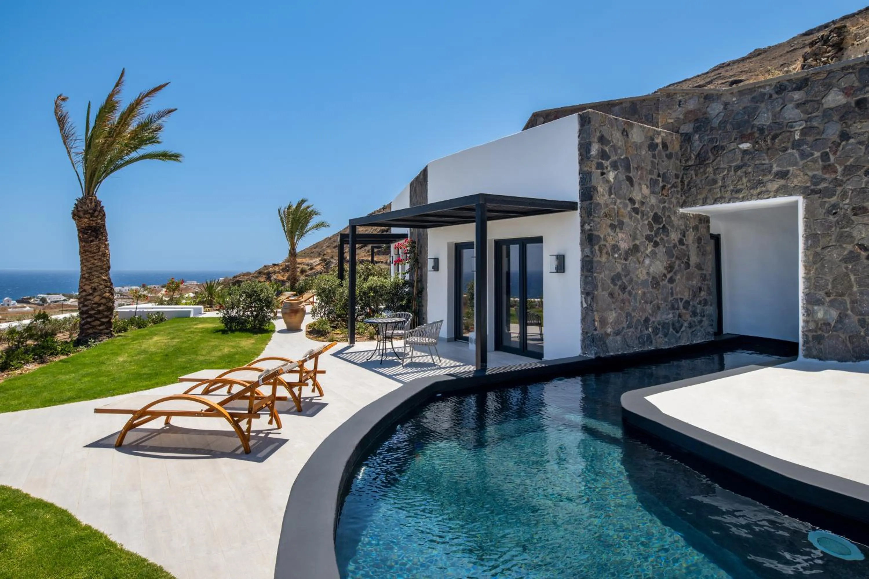 Swimming pool in Palm Island Suites