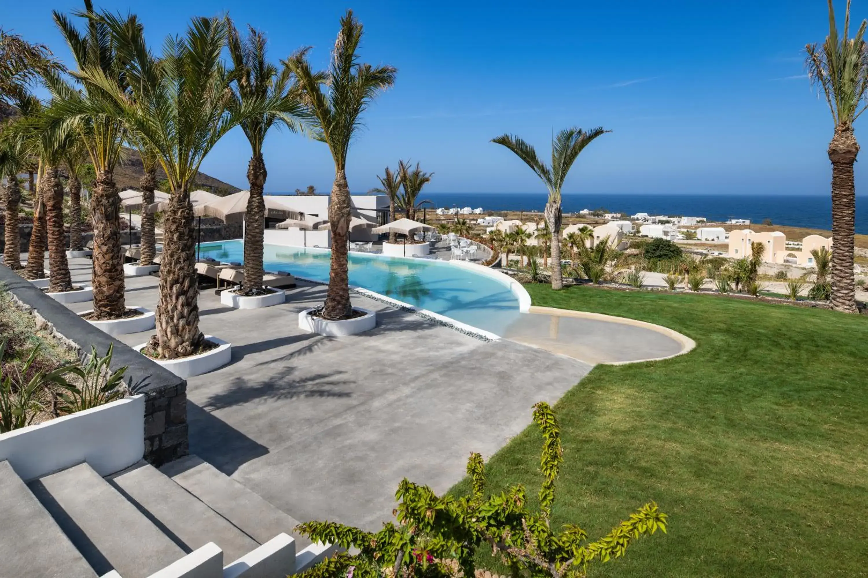 Swimming pool in Palm Island Suites Swimming pool in Palm Island Suites