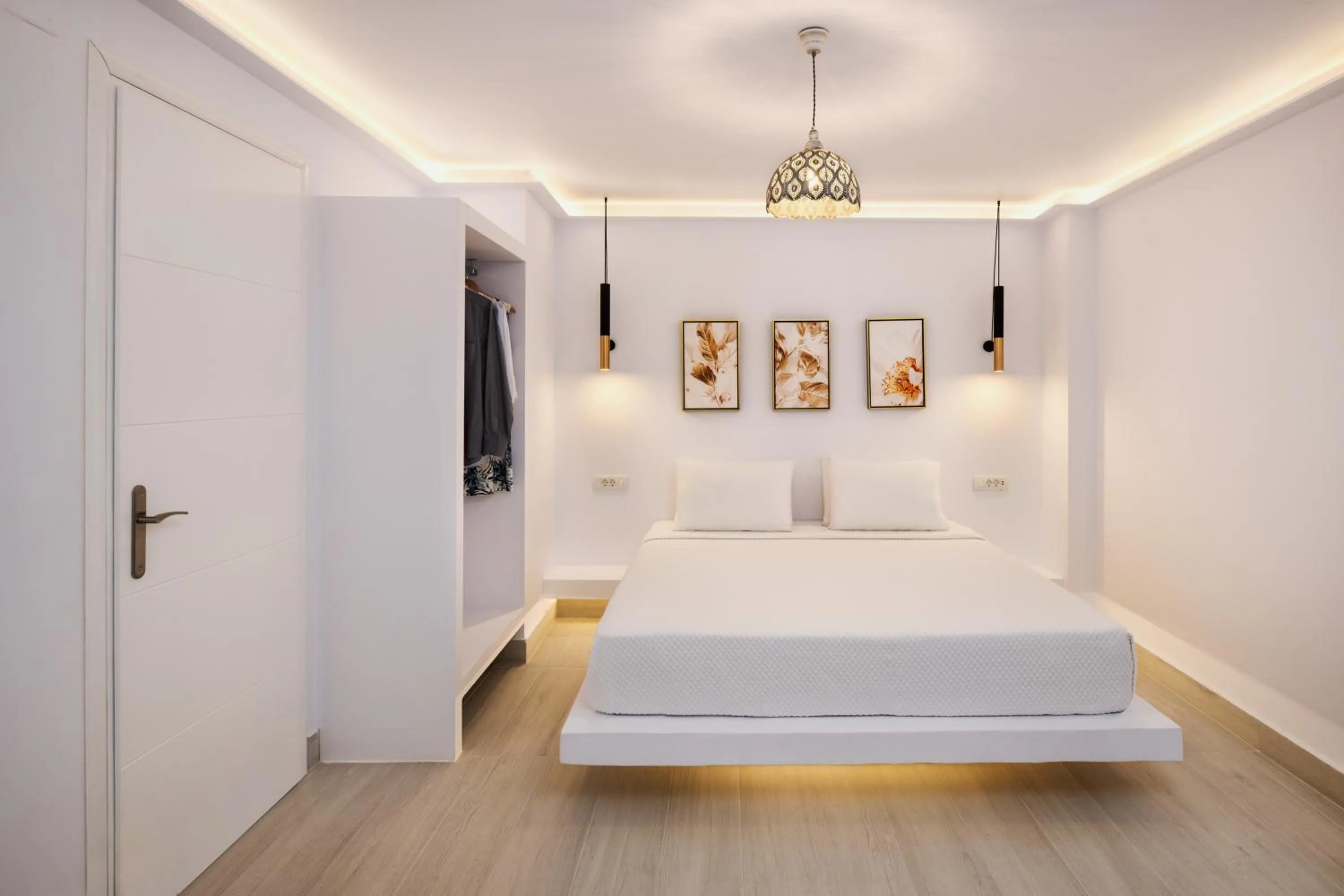 Bedroom, Bed in Palm Island Suites