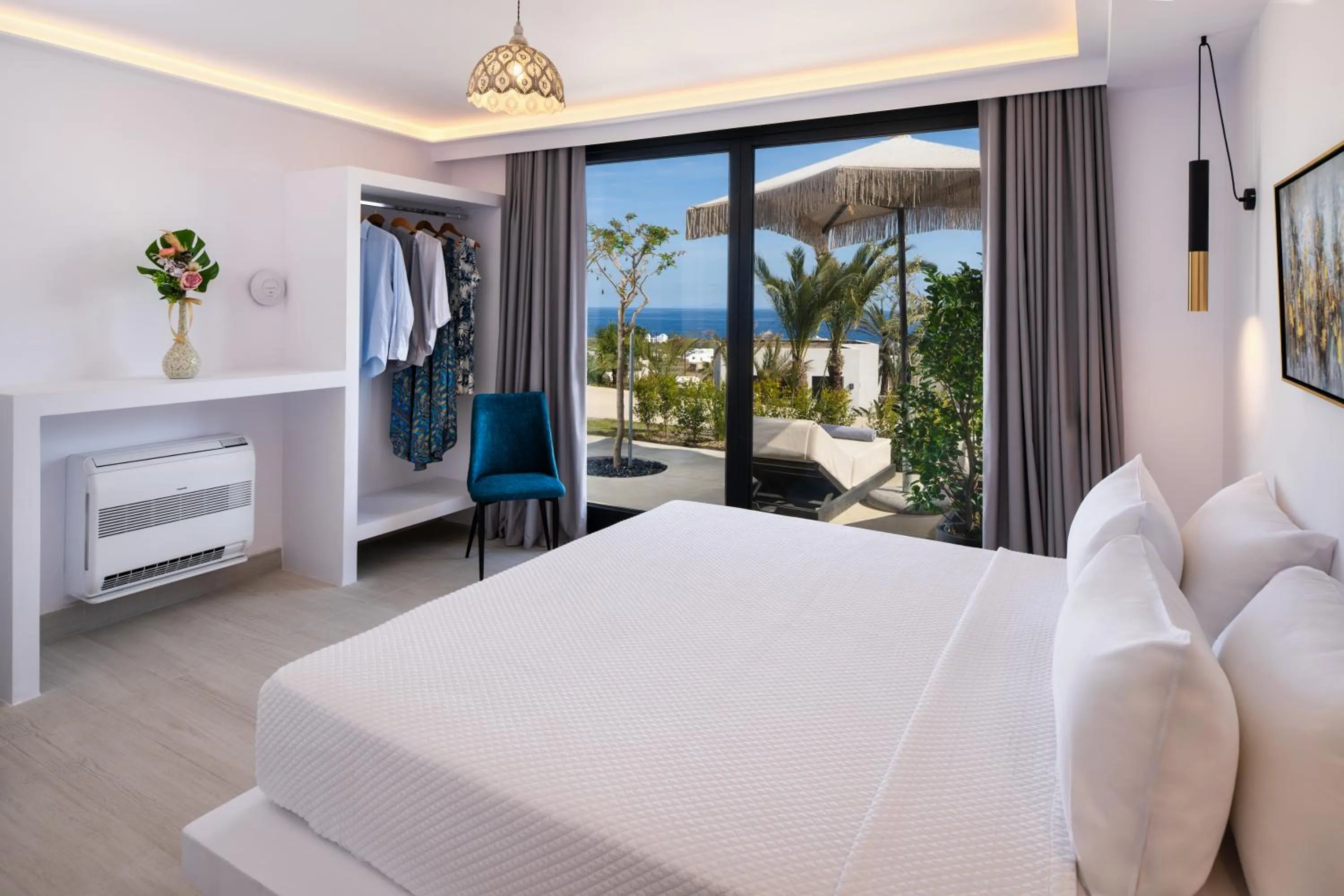 Photo of the whole room, Bed in Palm Island Suites