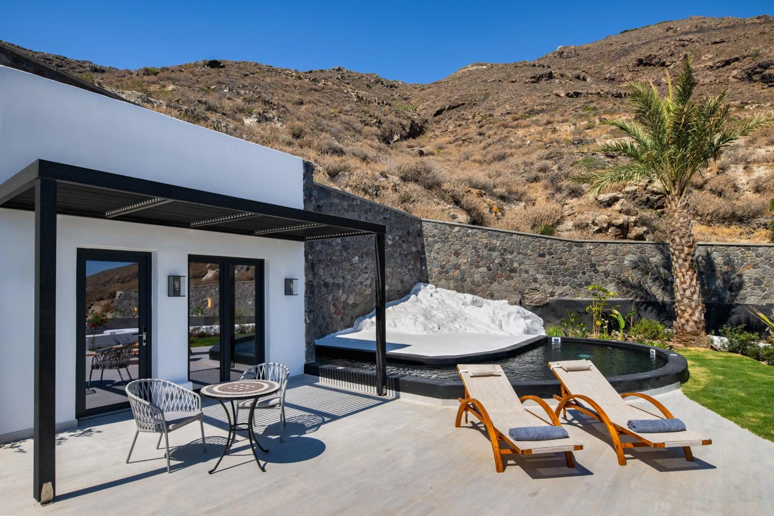 Swimming pool in Palm Island Suites
