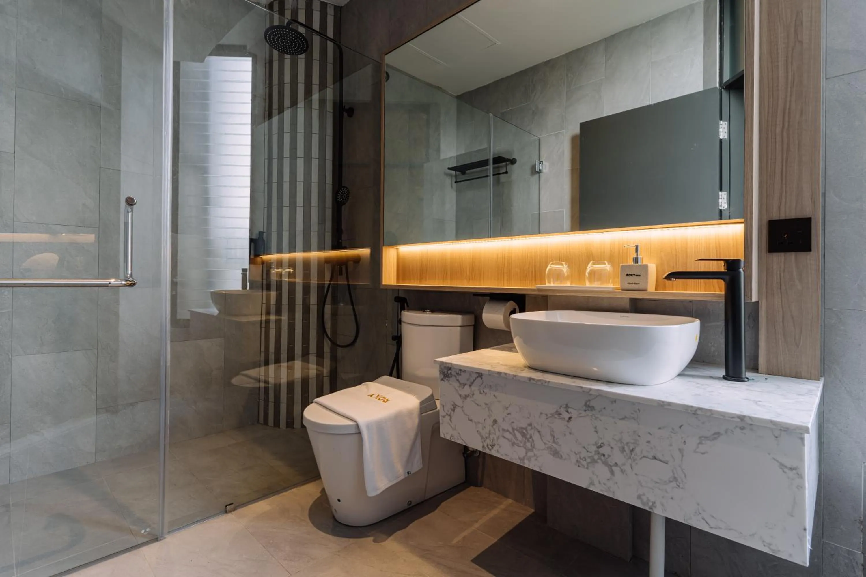 Bathroom in Impiana by Roxy Hotel