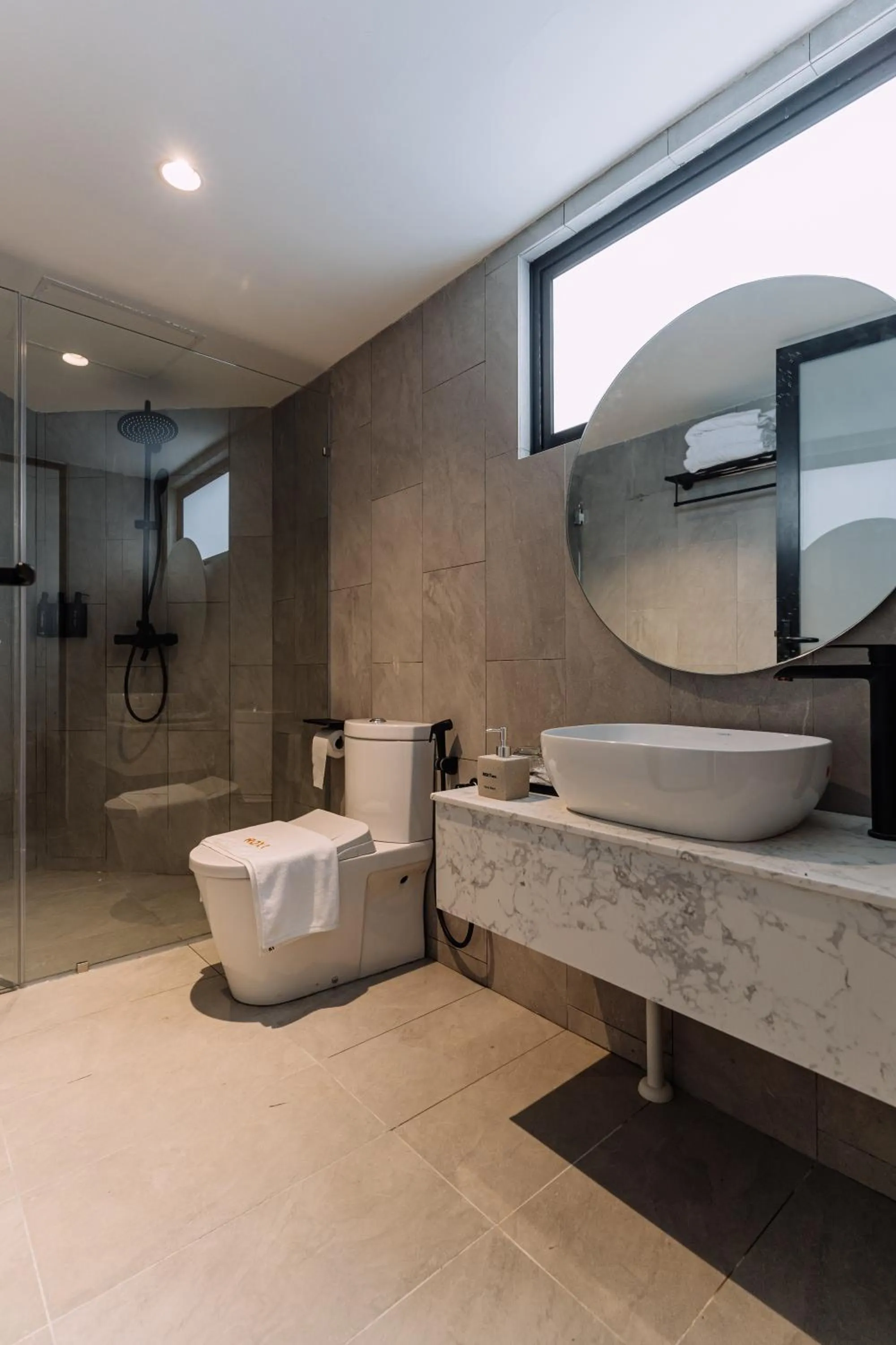 Bathroom in Impiana by Roxy Hotel