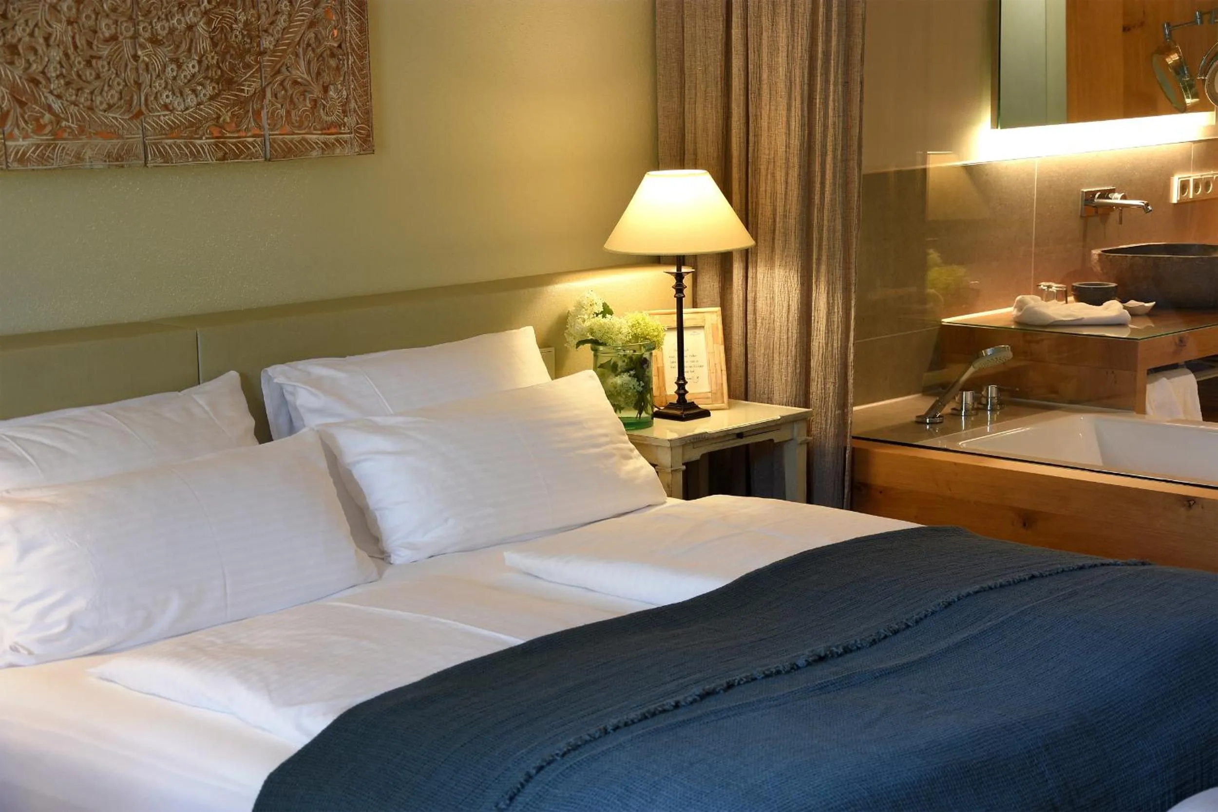 Bed in Wellnessgarten-Hotel