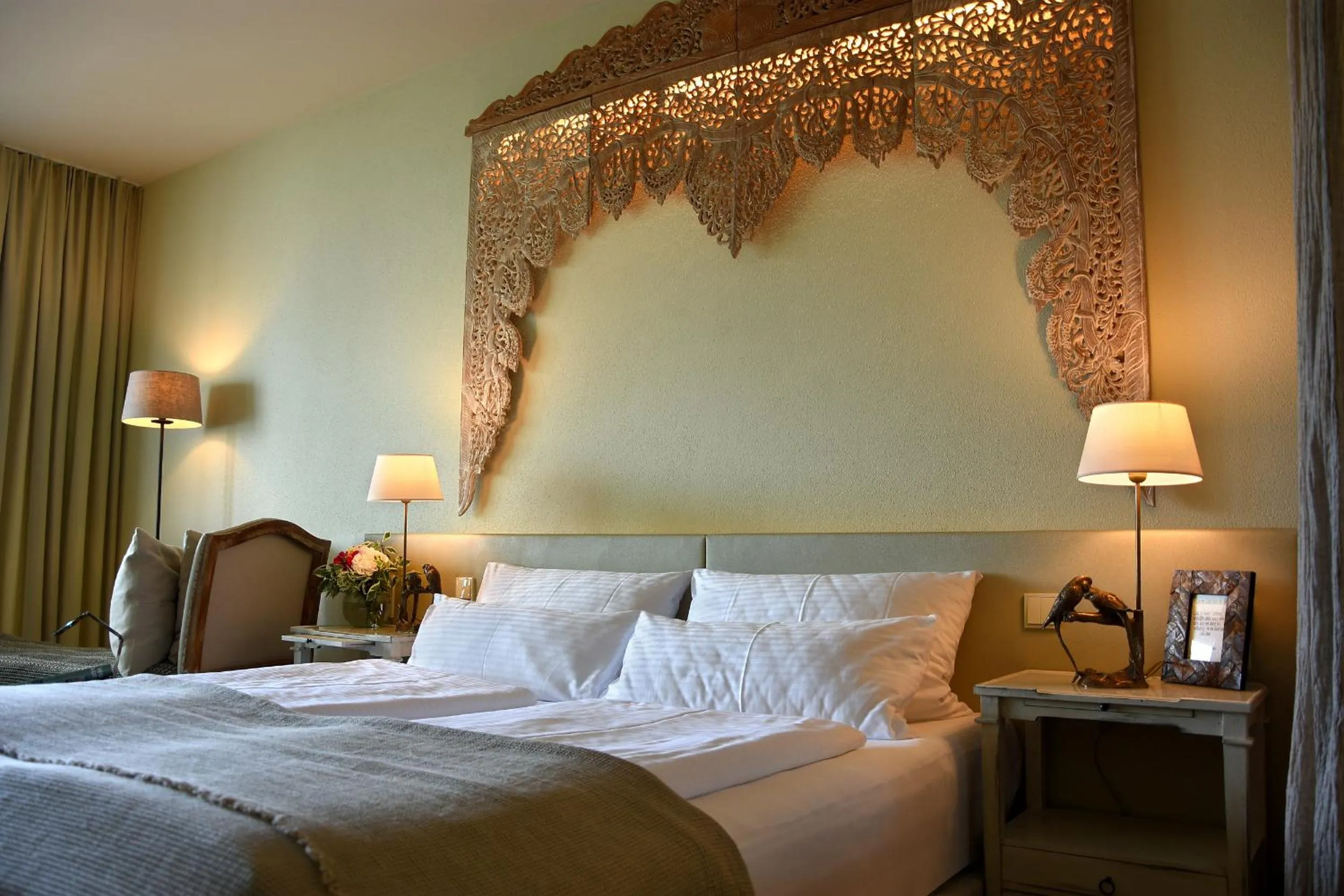 Bed in Wellnessgarten-Hotel