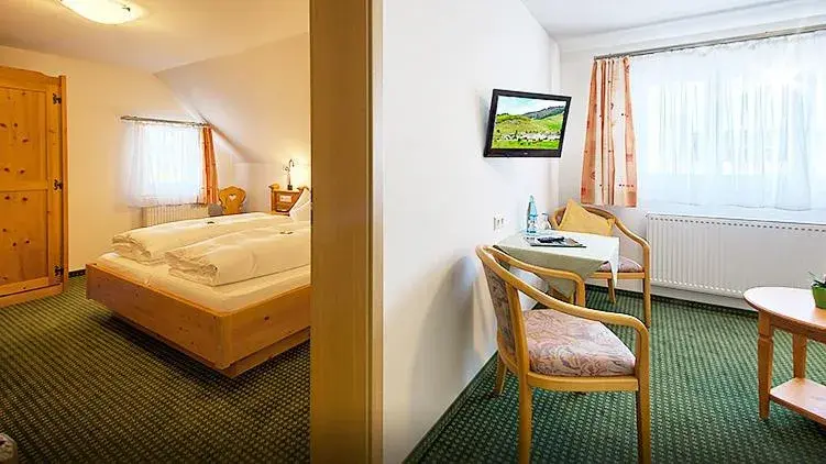 Double Room with Lounge - single occupancy in Landhotel Löwen Bernau Double Room with Lounge - single occupancy in Landhotel Löwen Bernau