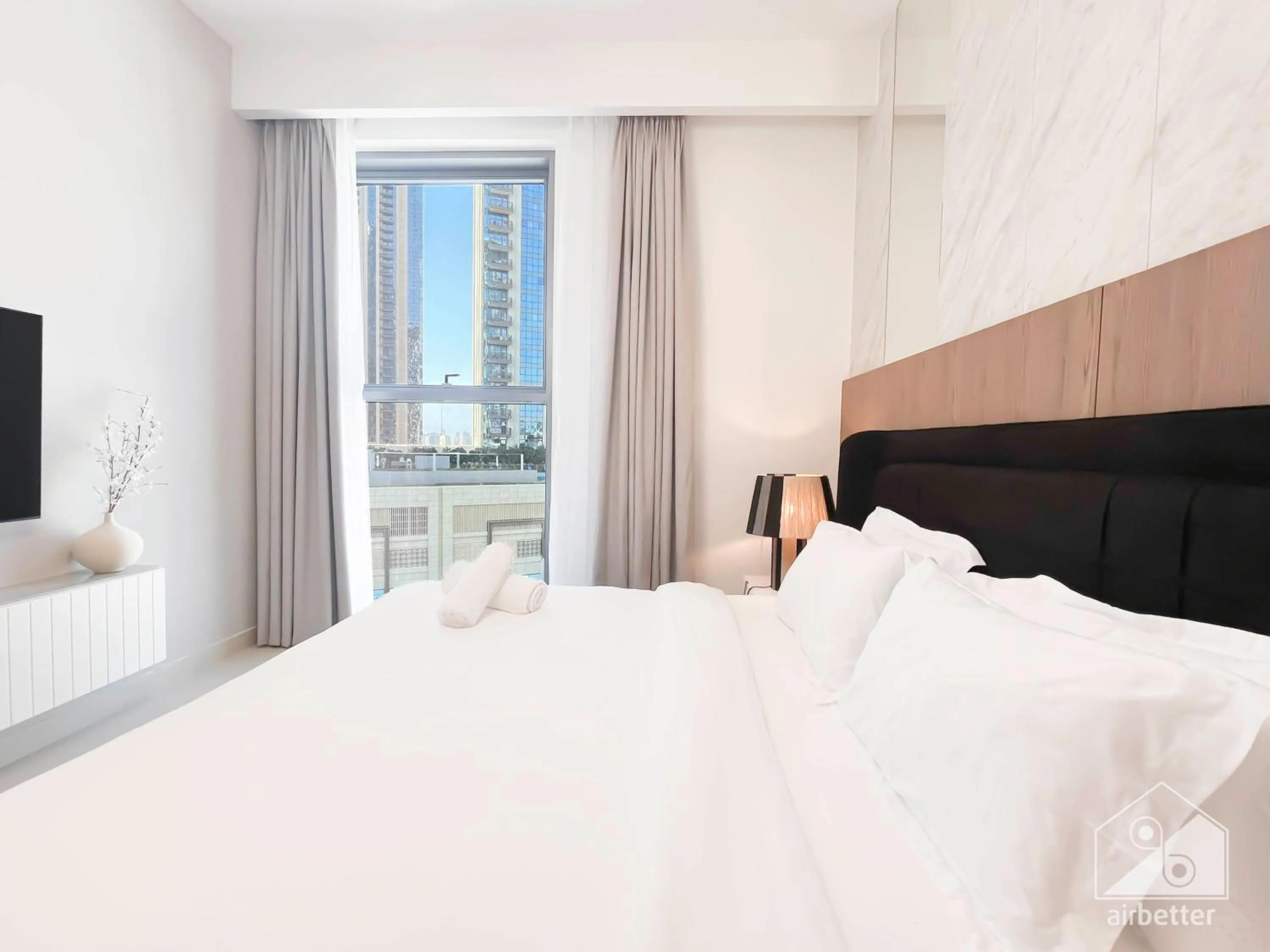Bed in Luxurious stay Dubai Creek Balcony & View