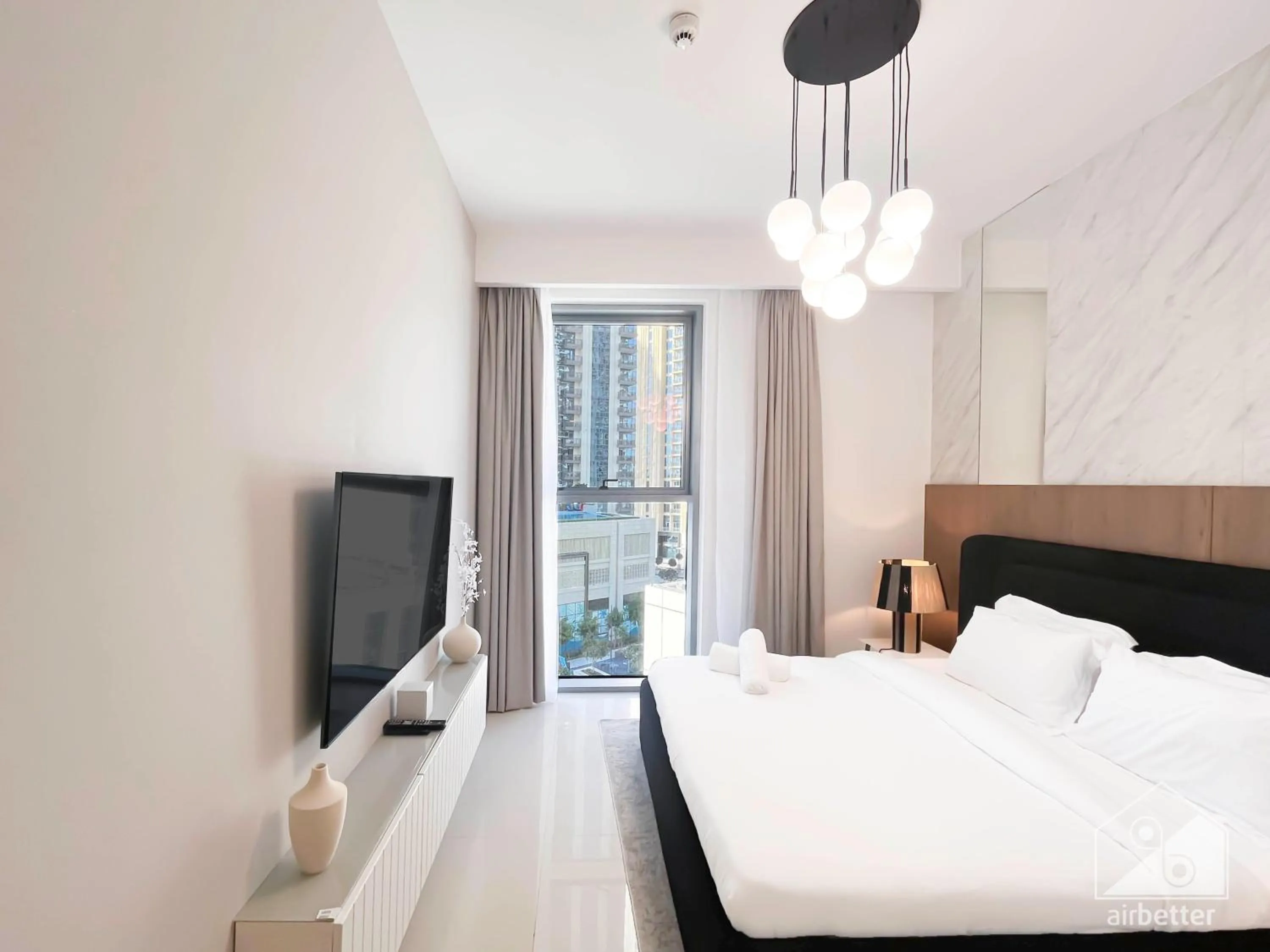 Bed in Luxurious stay Dubai Creek Balcony & View