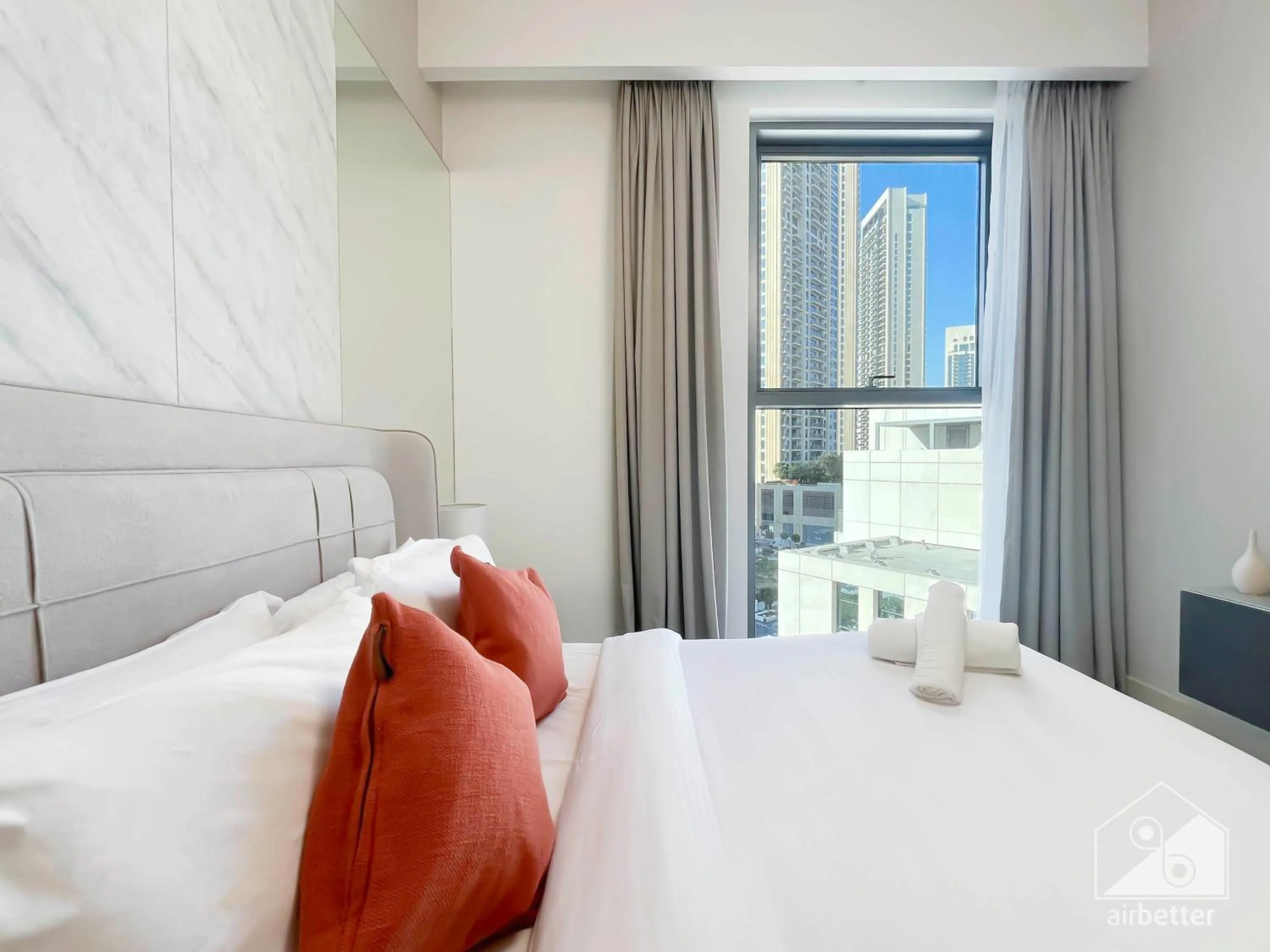 Bed in Luxurious stay Dubai Creek Balcony & View