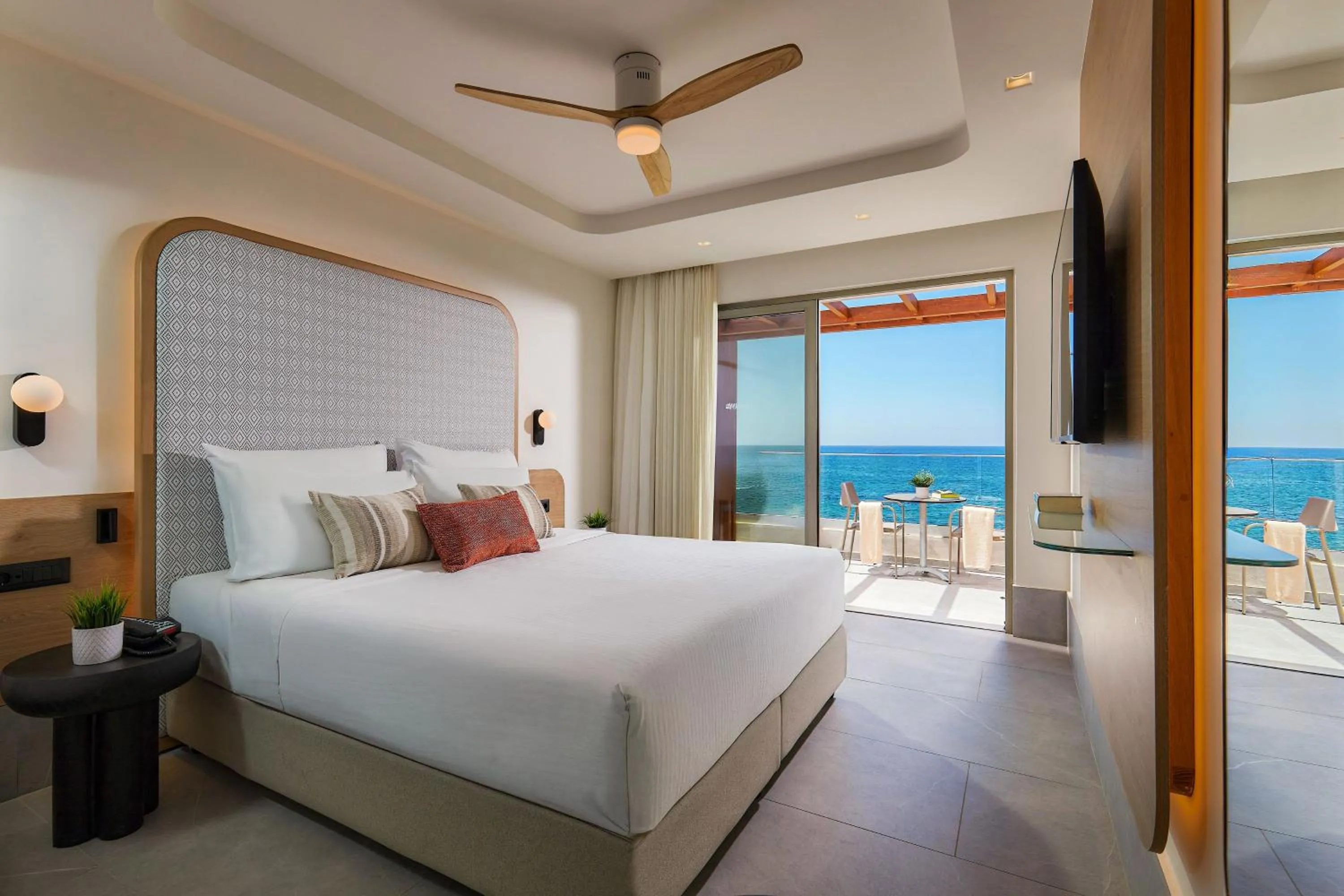Photo of the whole room, Bed in Enorme Santanna Island