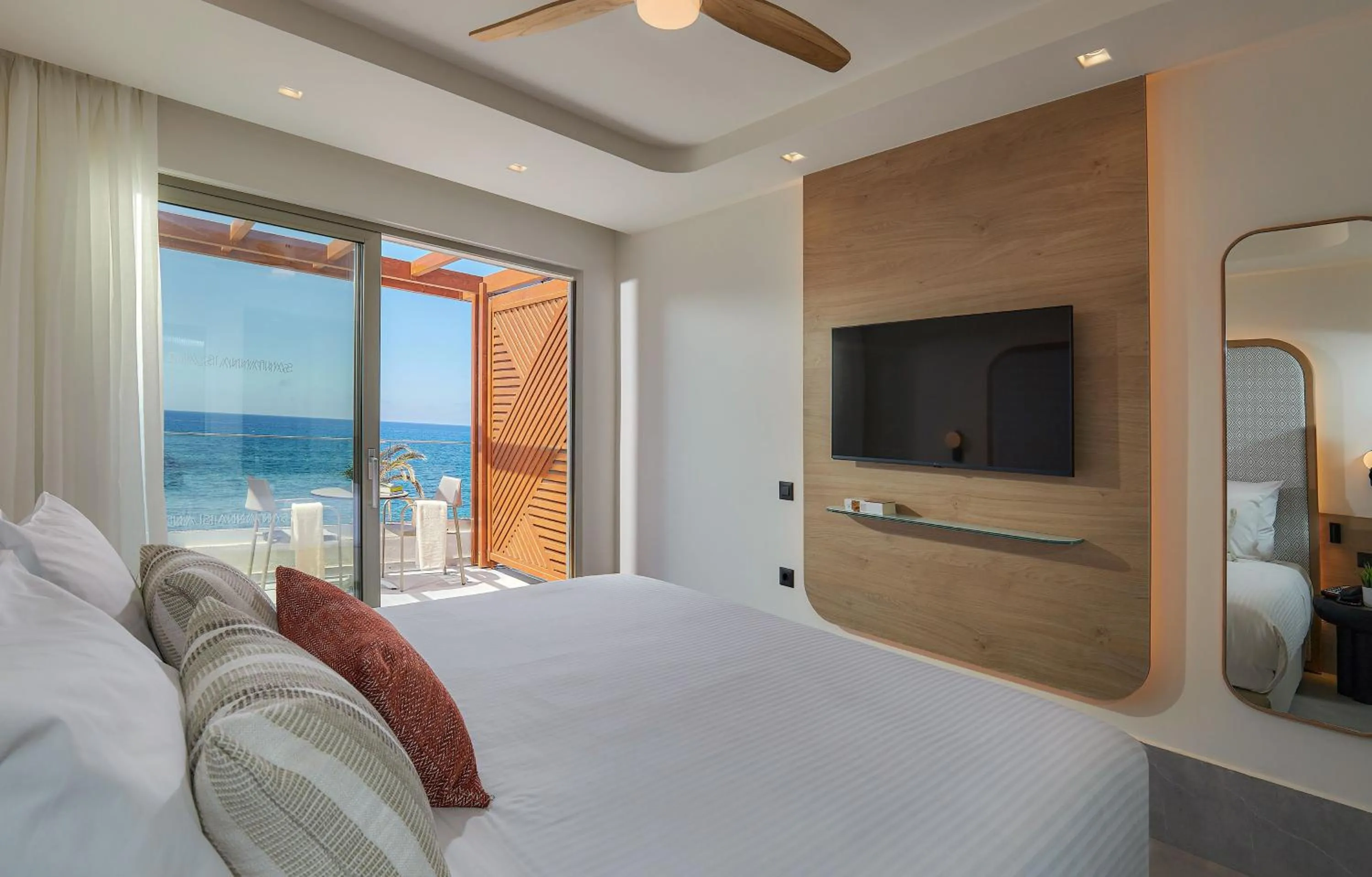 Evening entertainment, Bed in Enorme Santanna Island