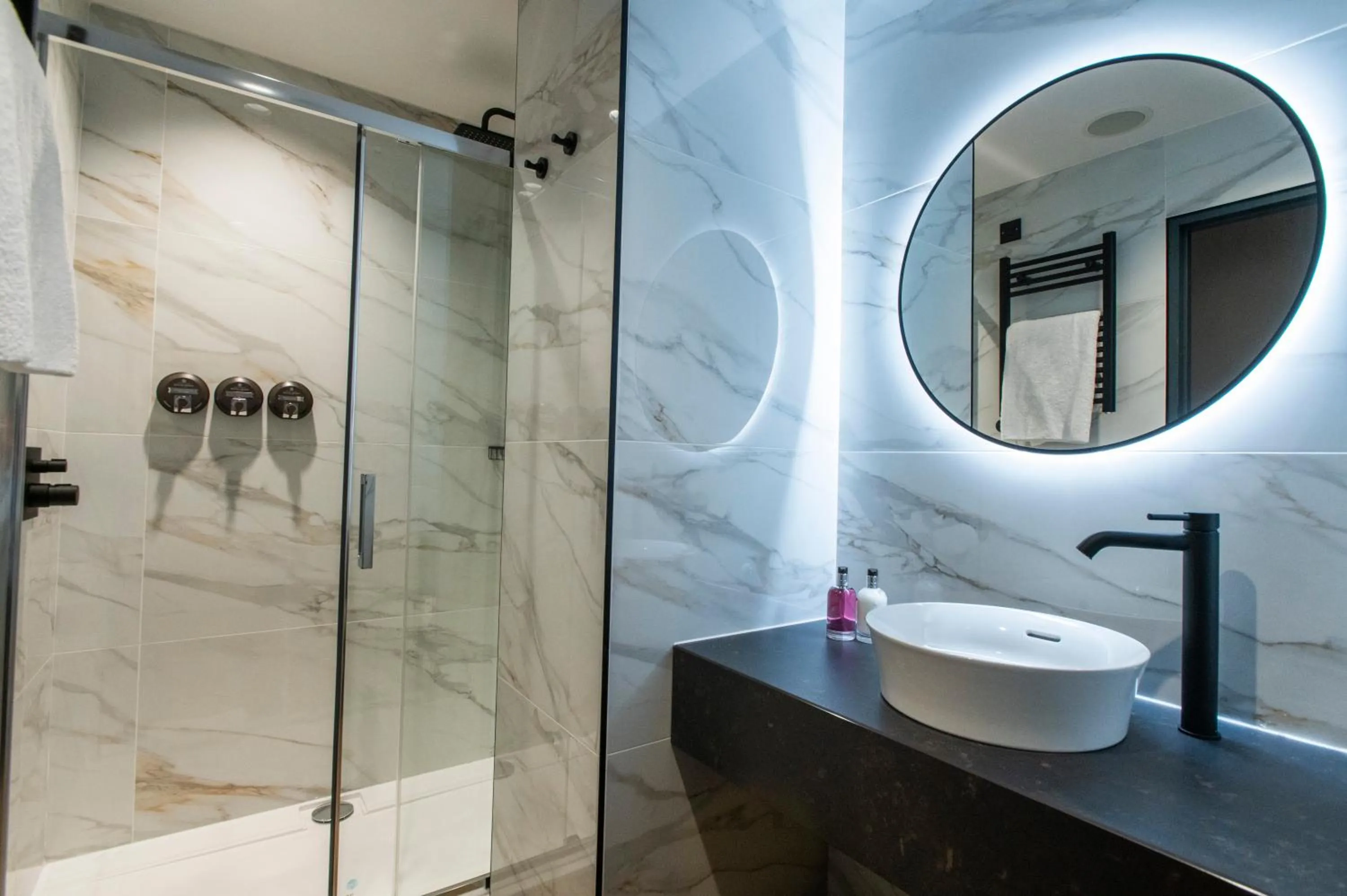 Bathroom in Tynecastle Park Hotel