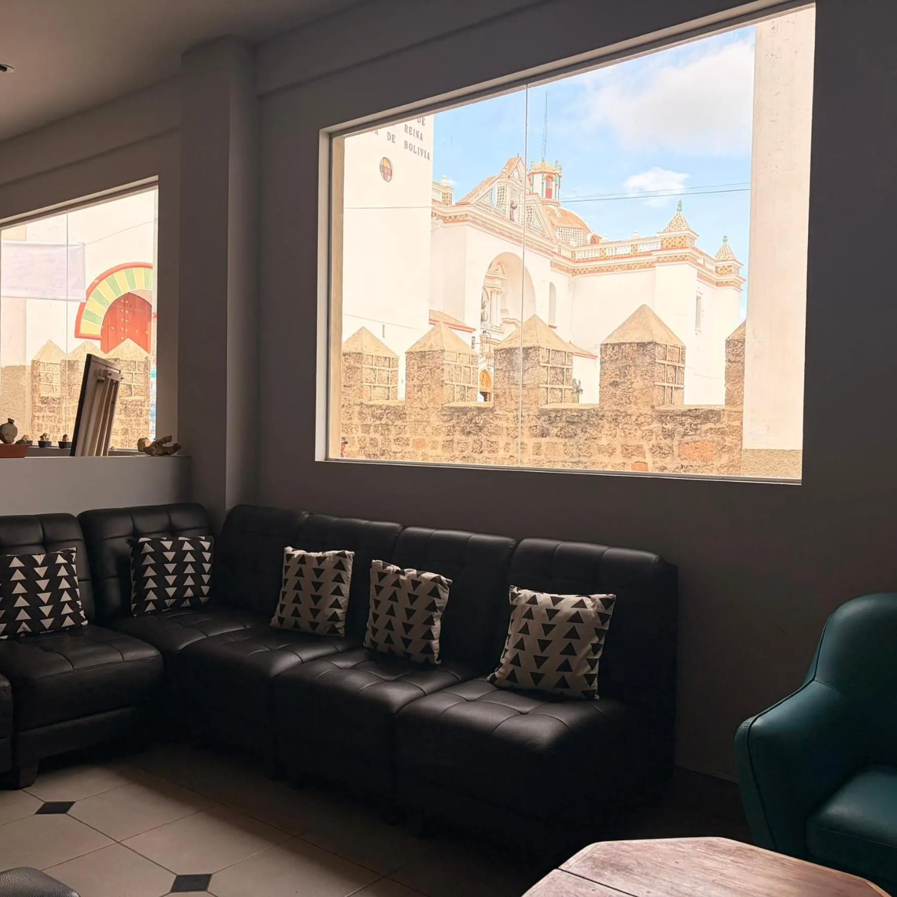 Property building in Mia Posada Hostel & Coworking