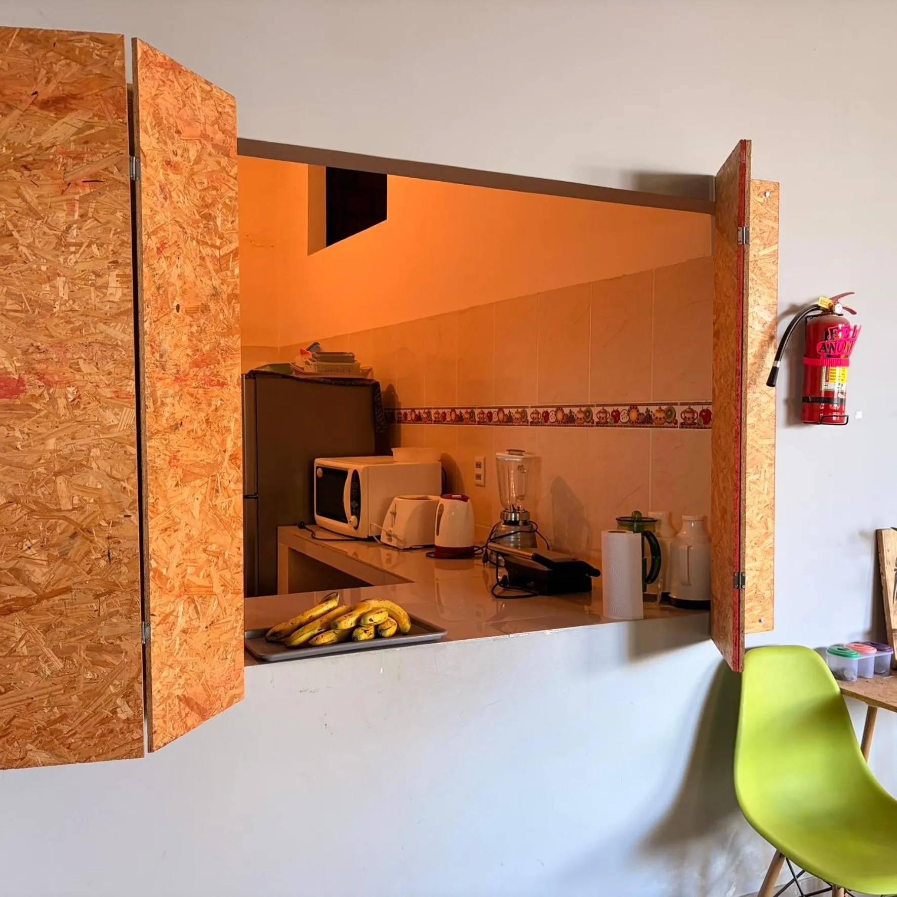 Communal kitchen in Mia Posada Hostel & Coworking